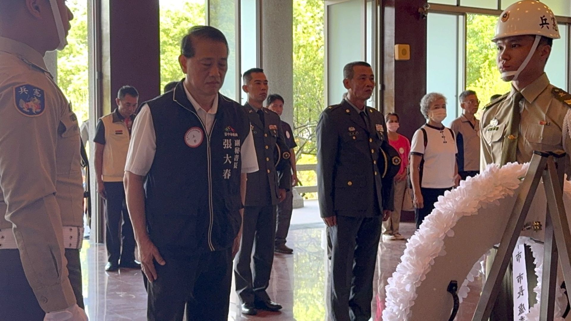 臺中市副秘書長張大春今日前往豐原區忠烈祠祭祀追思。（中市民政局提供）