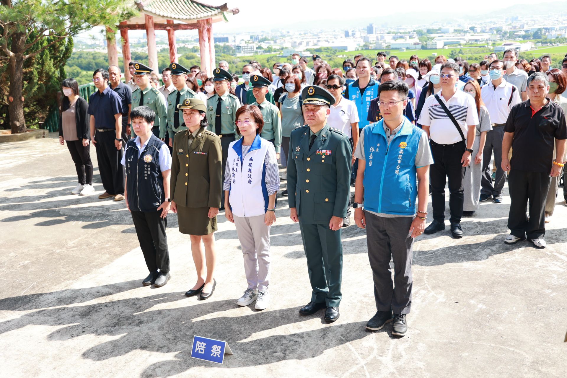 南投縣秋祭抗戰陣亡將士今日在南投市碧山巖忠烈祠舉行典禮，副縣長王瑞德擔任主祭官，並率領遺族、各界代表，上香禮敬，表達對先烈祟高敬意。（記者張益銘攝）