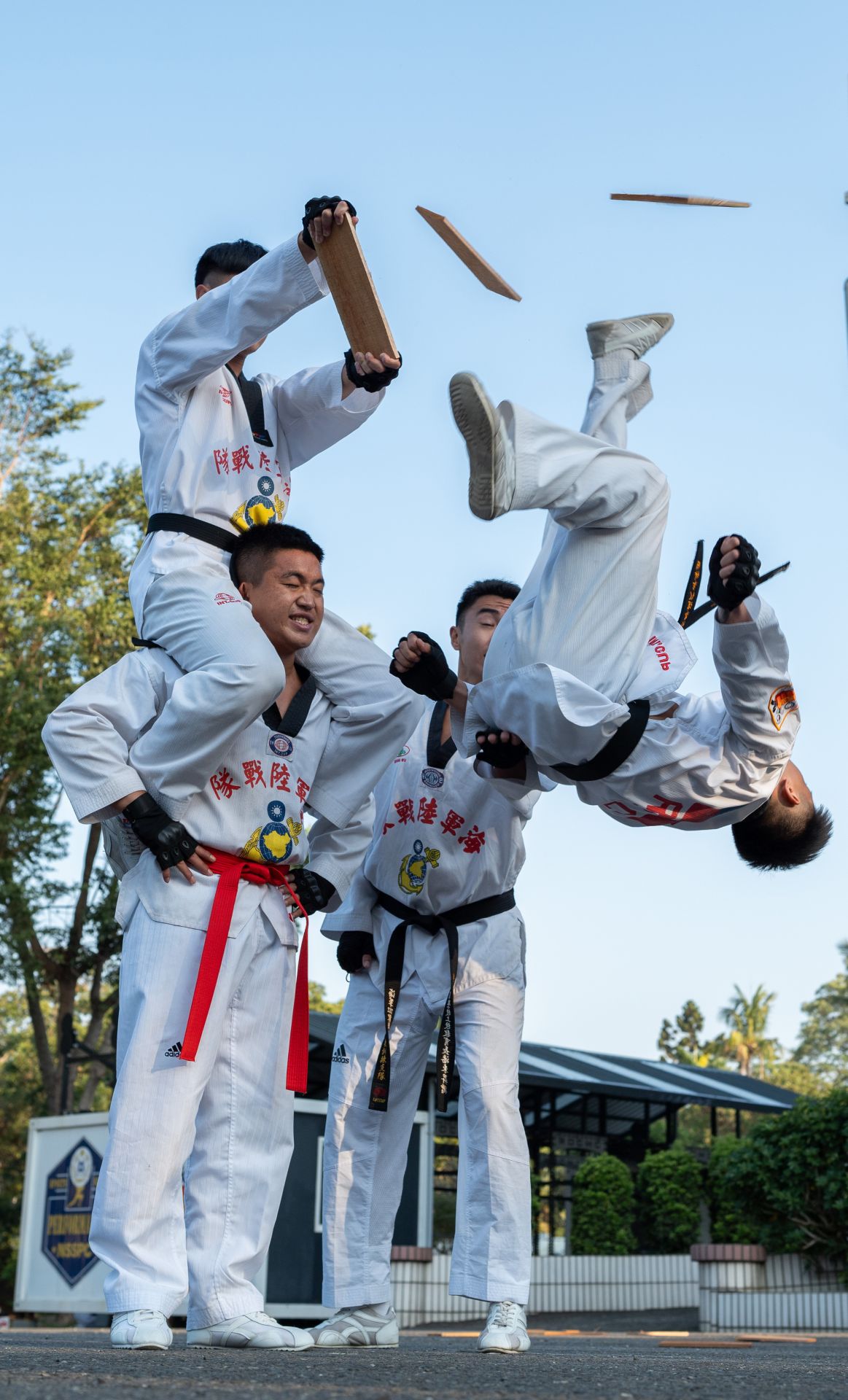  莒拳隊員實施後空翻擊破，展現勤訓成果。（本報資料照片）