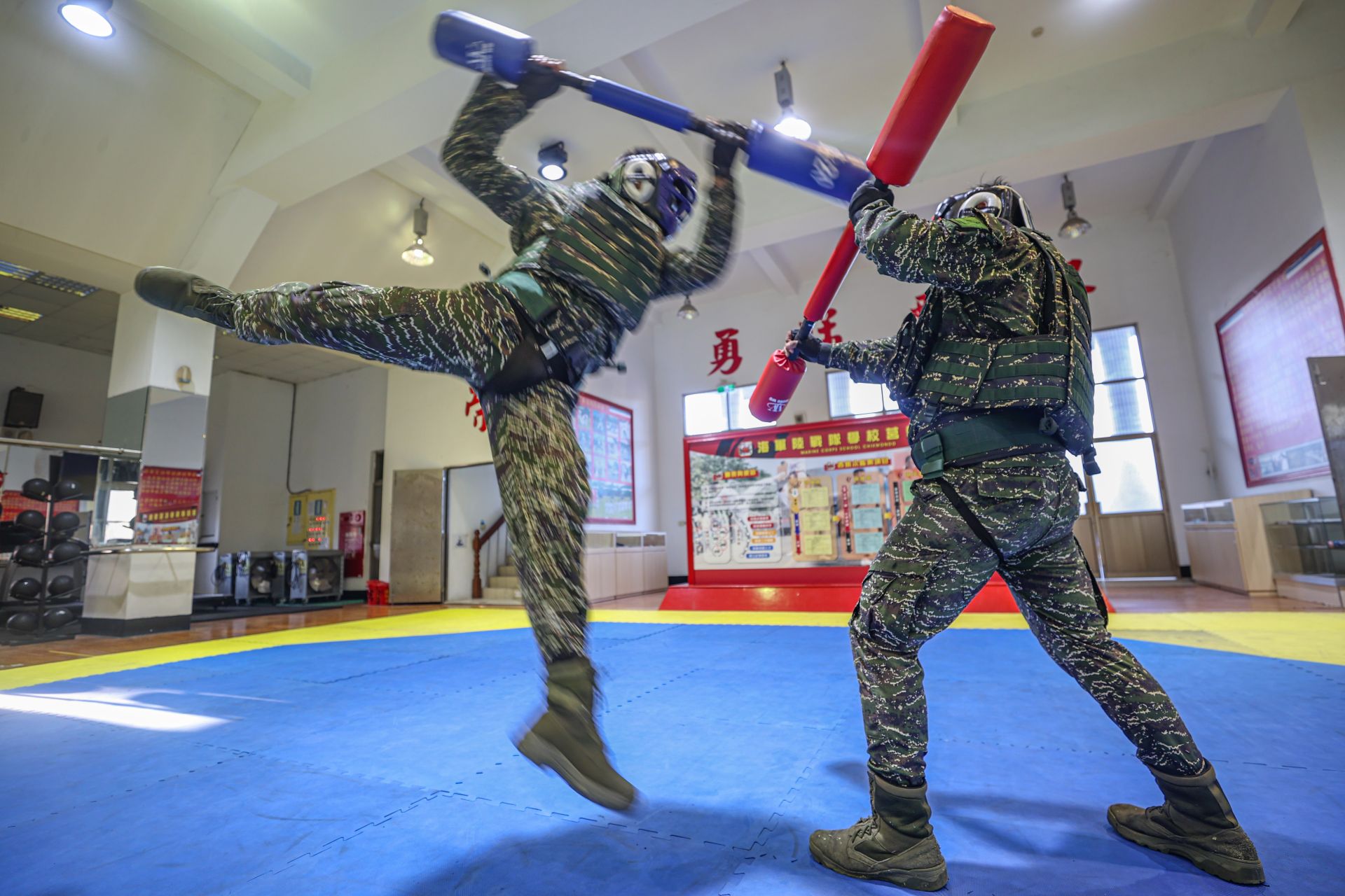  官兵運用角力棒進行對練，藉此提升攻防意識與爆發力。（本報資料照片）