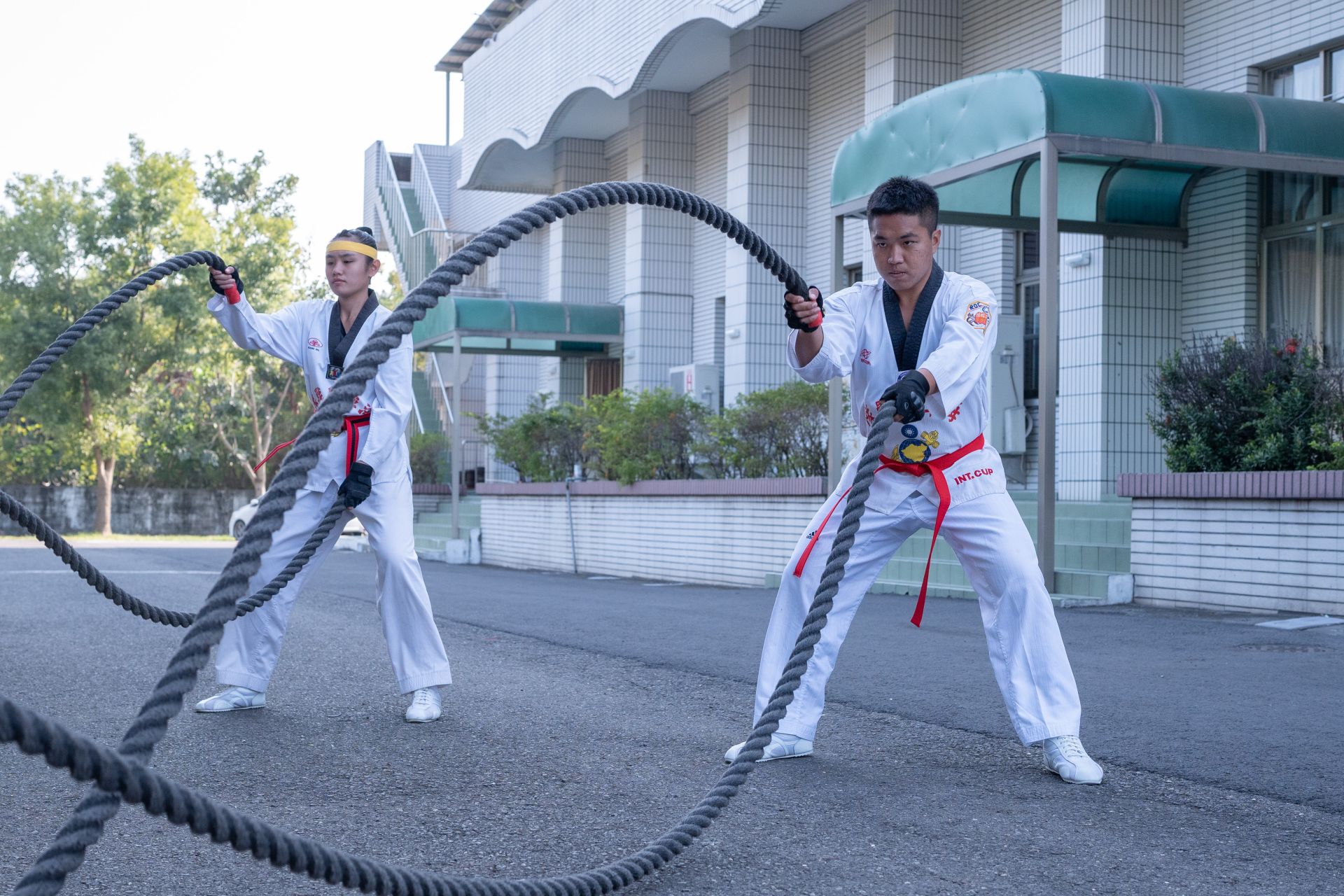  官兵運用戰繩進行訓練，提升心肺耐力。（本報資料照片）