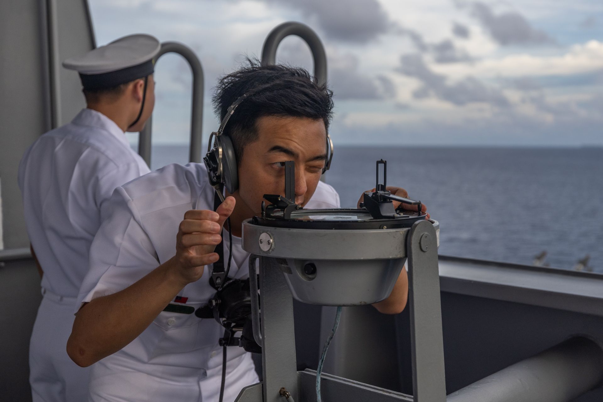  瞭望值更官兵運用電羅經，確認海上目標方位，協助駕駛臺準確操舵避讓障礙物。（記者林睿奕攝）