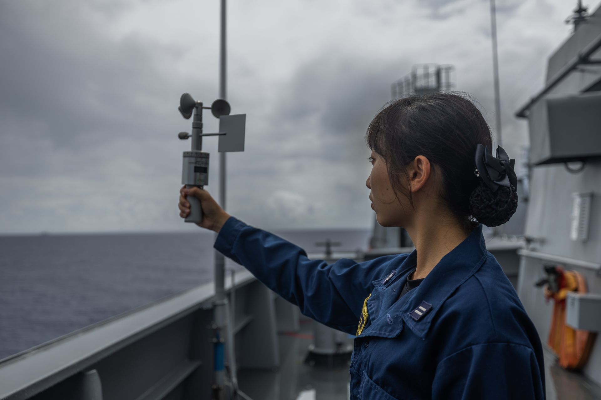  氣象官利用艦上風速風向儀進行資料比對與分析。（記者林睿奕攝）