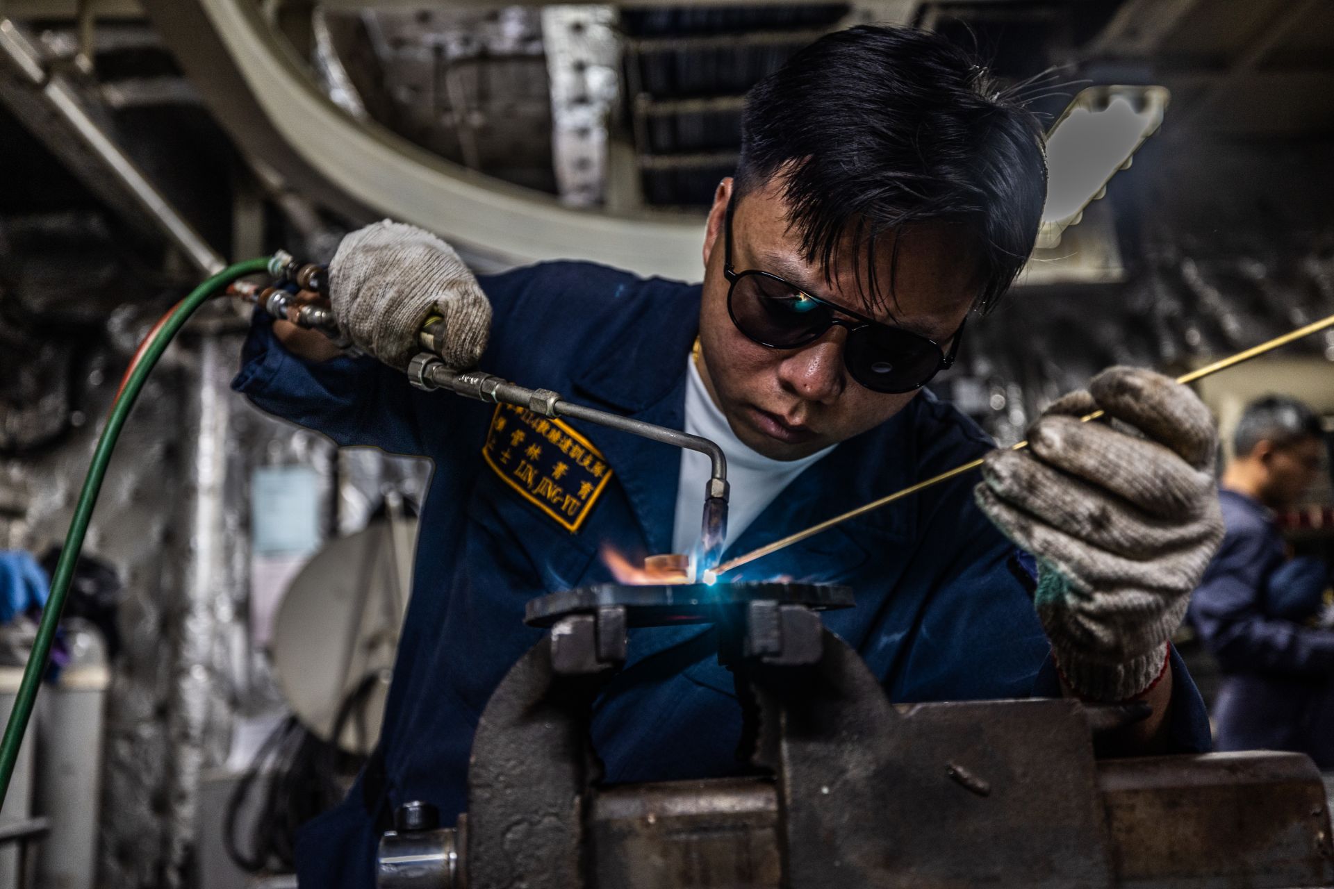  輪機部門官兵深藏於艙底，檢修艦艇各項裝備，確保船艦持續航行於大海。（記者林睿奕攝）