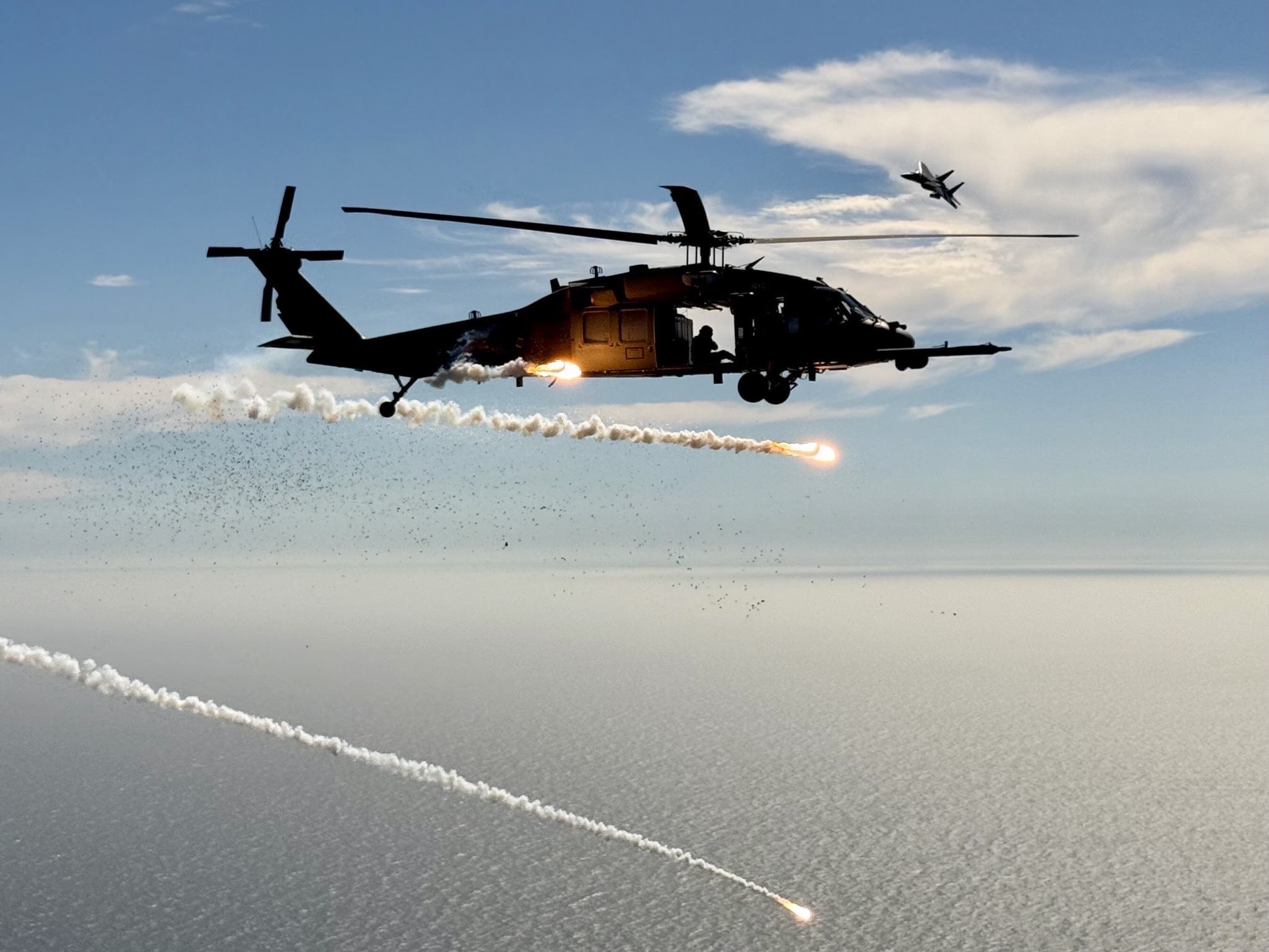 加州航空國民兵HH-60G投放熱焰彈，模擬反制假想敵F-15D的威脅。（取自DVIDS網站）