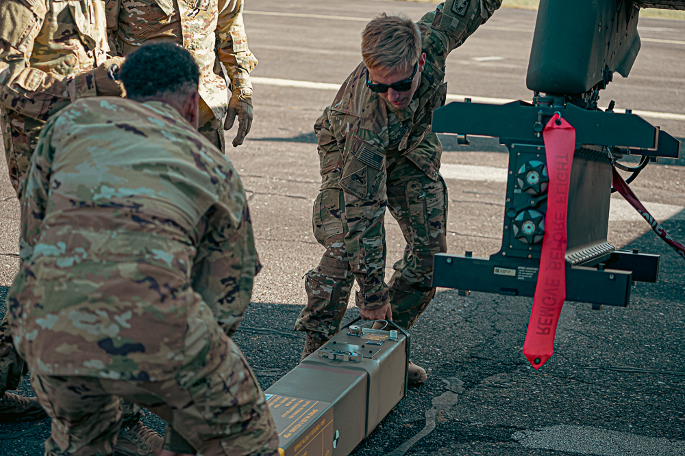 「視距外長釘」係由拉斐爾公司與洛克希德馬丁集團合作打造，可望成為AH-64機隊的新一代打擊利器。（取自DVIDS網站）