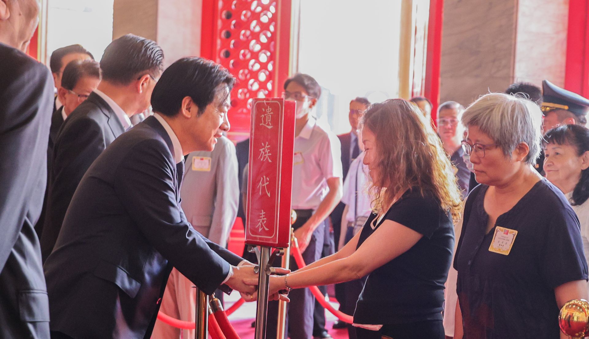  典禮後，賴總統向烈士遺族代表握手致意。（記者王子昌攝）