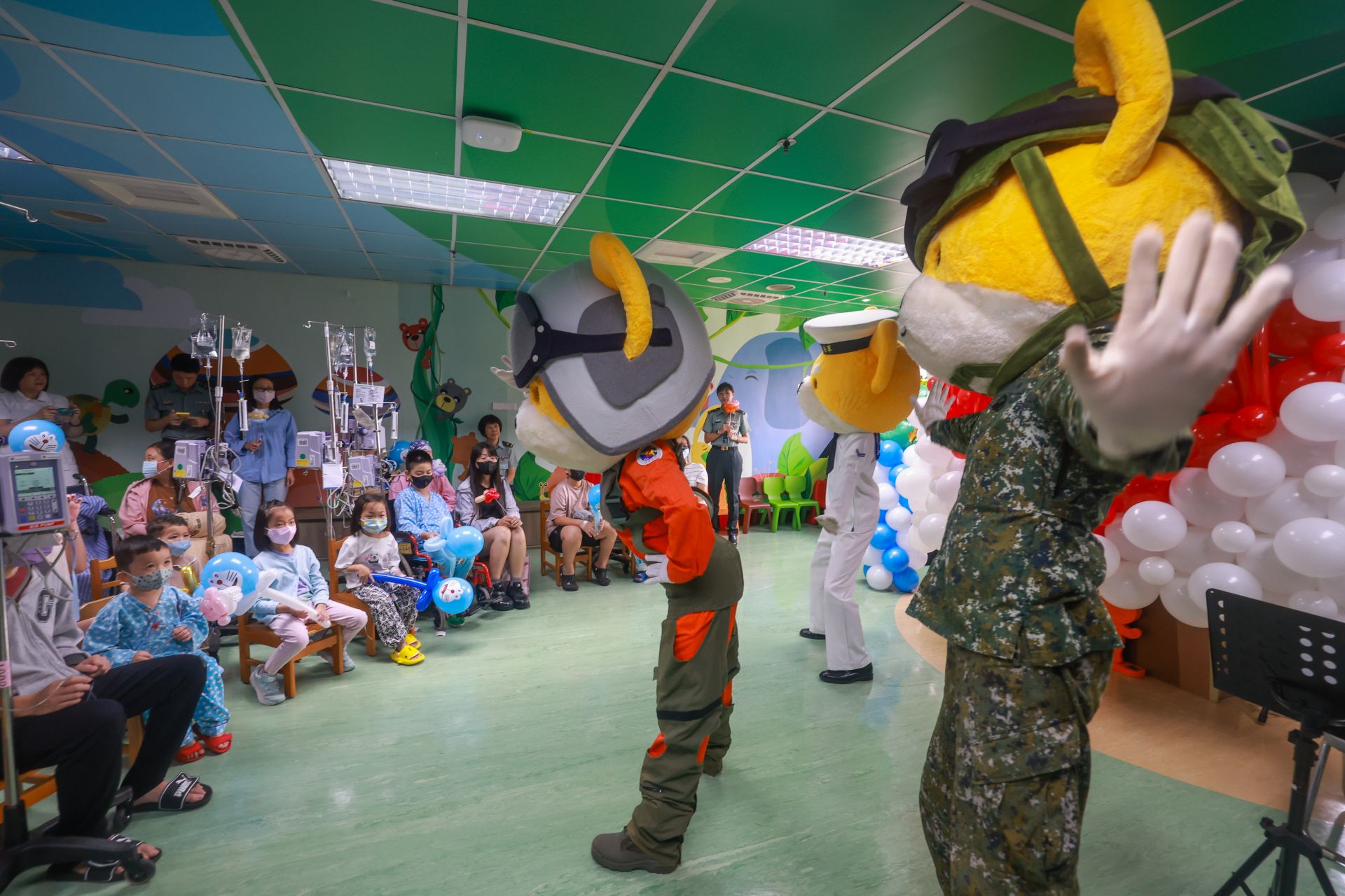 國軍柴小寶偶頭娃娃驚喜亮相，以可愛外型搭配活潑舞蹈，讓病童臉龐綻放燦爛笑容。（記者葉軒瑜攝）