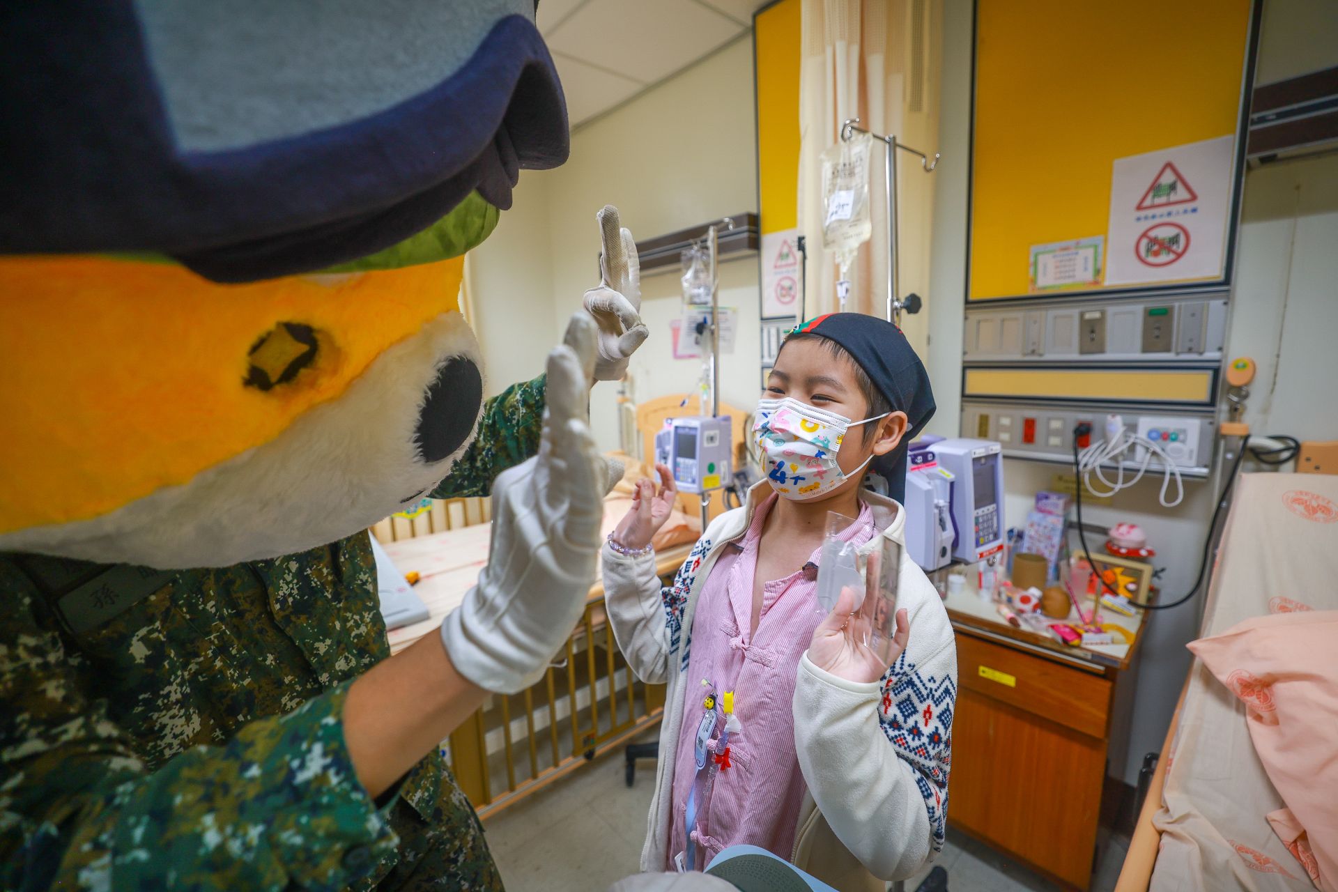 國軍柴小寶偶頭娃娃為病童加油打氣，使其在對抗病魔增添更多勇氣與力量。（記者葉軒瑜攝）