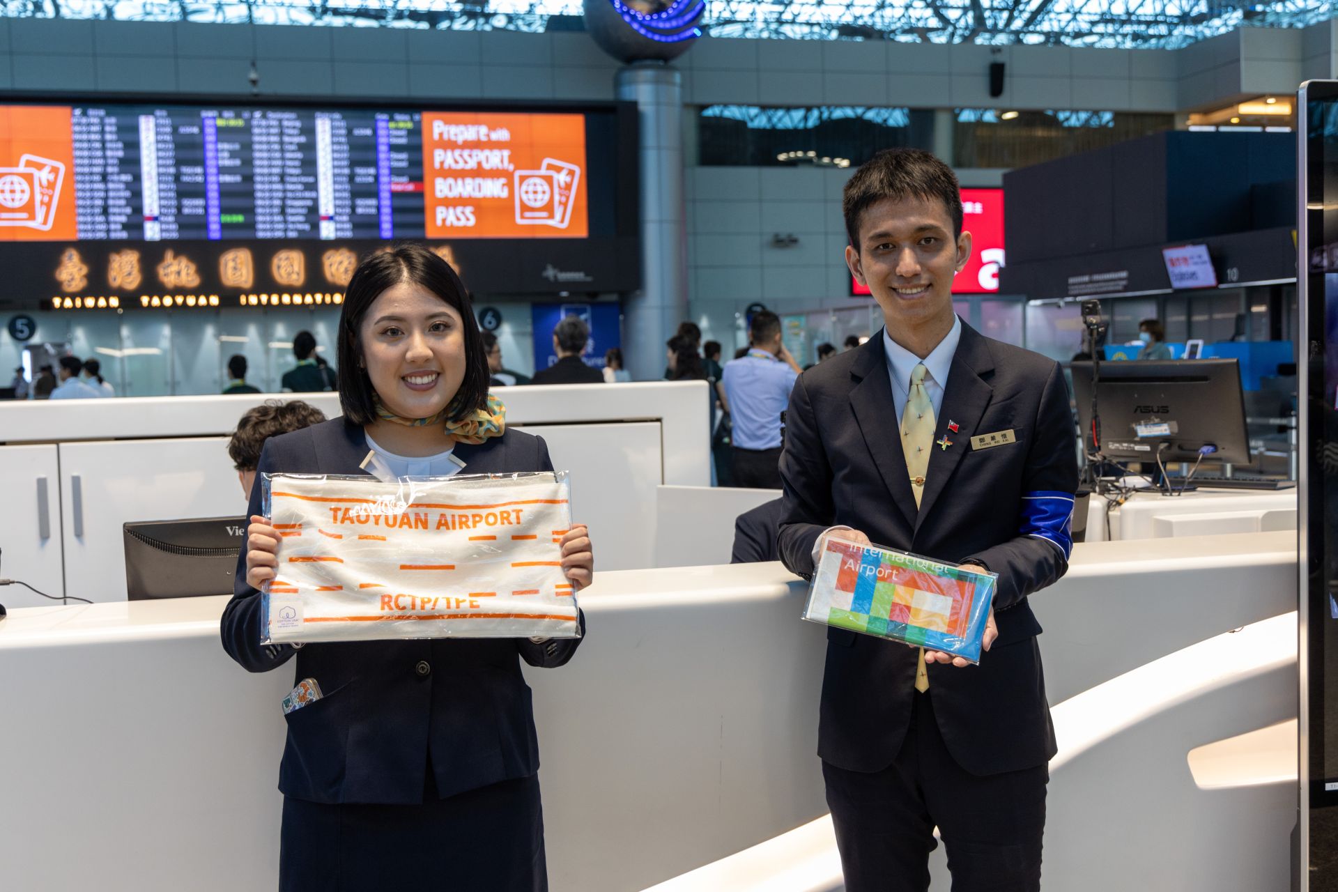 桃園國際機場為國軍官兵準備登機專屬紀念品。（記者劉宸瑋攝）