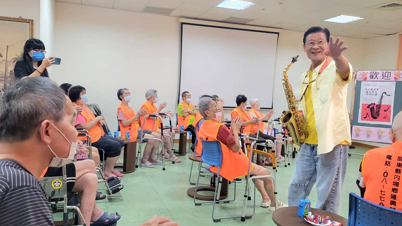 陸軍備役少將張志範在屏東榮家舉辦公益音樂會，用音樂表達對榮民長輩們的感謝與敬意。（屏東榮家提供）