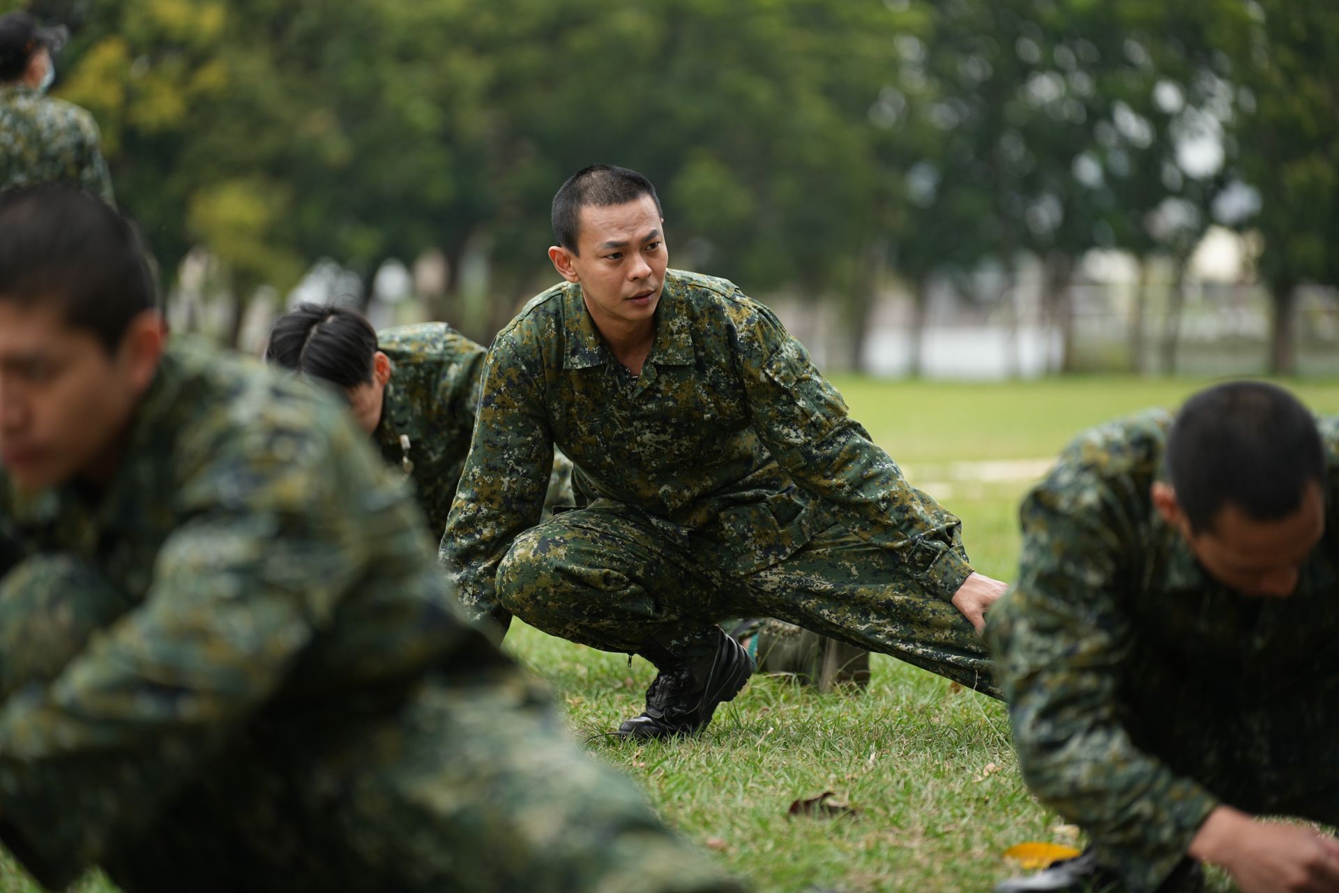 孫綻訓練前先熱身。（台視提供）