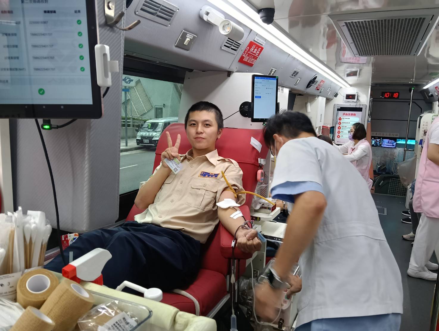 榮服處役男挽袖捐血，展現熱心服務、關懷社會的正面形象。（新北市榮服處提供）