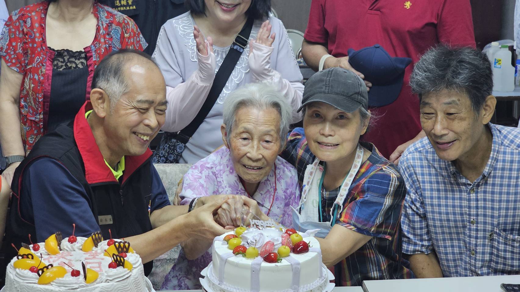 臺北市榮民服務處副處長徐木生率領責任區輔導員及榮欣志工登門致賀，與家屬一同歡慶百歲華誕。（臺北市榮民服務處提供）