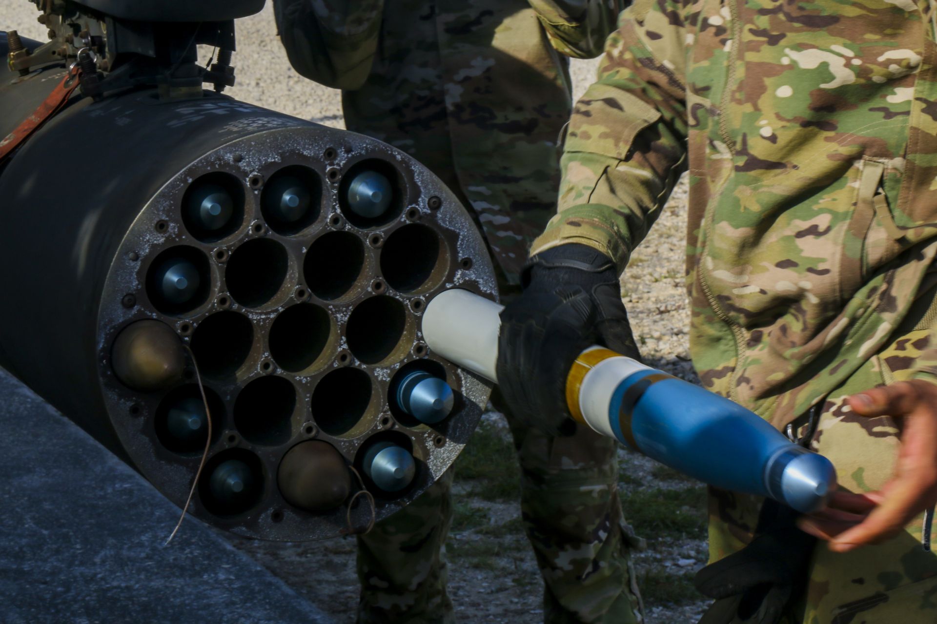 APKWS雷射導引火箭已通過中東衝突實戰考驗，證明可有效攔截無人機，可望成為「阿帕契」的作戰利器。（取自DVIDS網站）