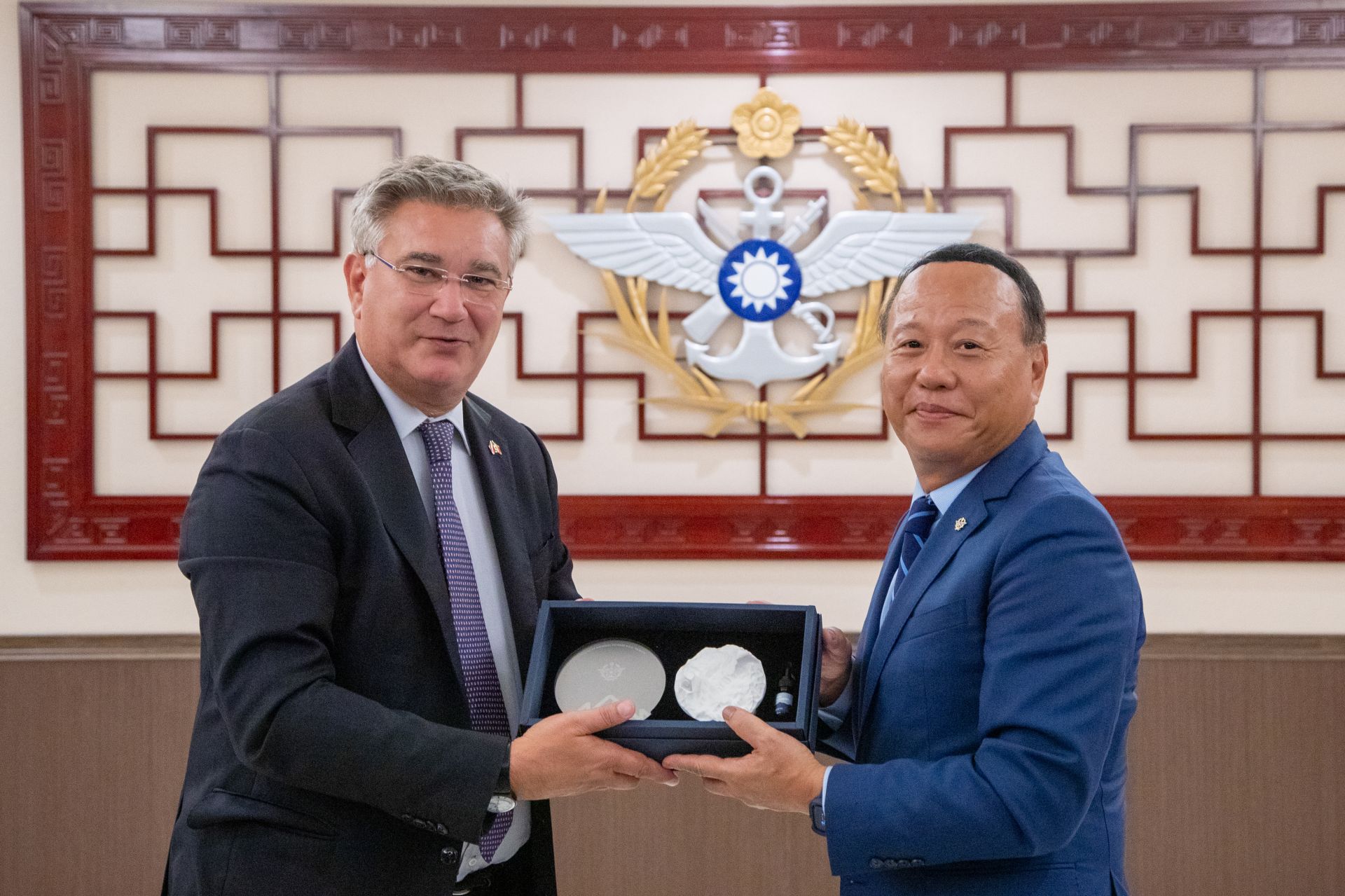 柏副部長致贈紀念品。（軍聞社記者王進福攝）