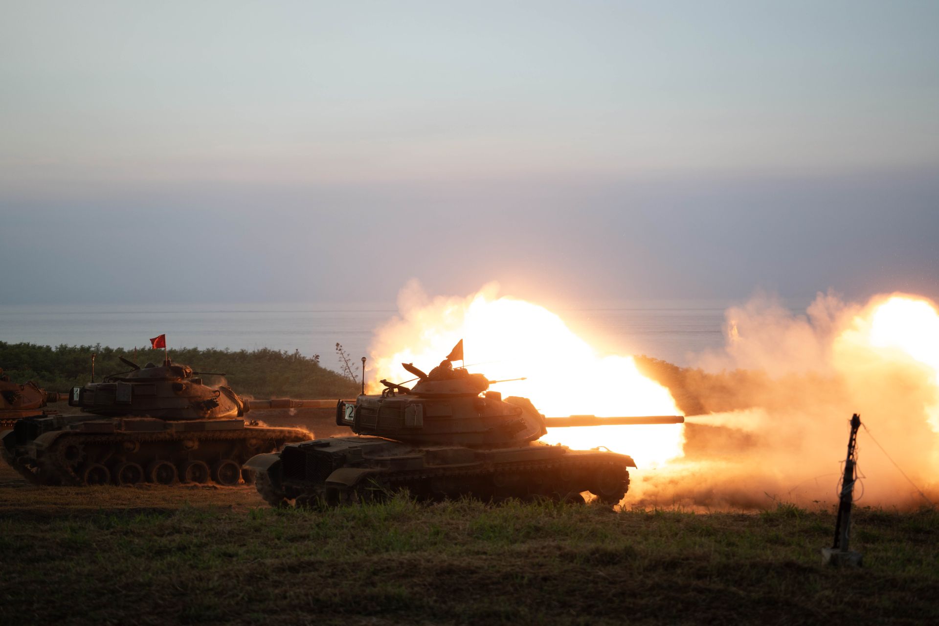  為驗證基地訓練成效，陸軍澎湖防衛指揮部戰車營昨日在五德訓場，實施戰車砲基地實彈射擊訓練，在砲兵火力先期制壓下，各戰車組輪番上陣對海面目標實施打擊，展現官兵訓練成果與戰車火力震撼效果。（記者張雅淳攝）