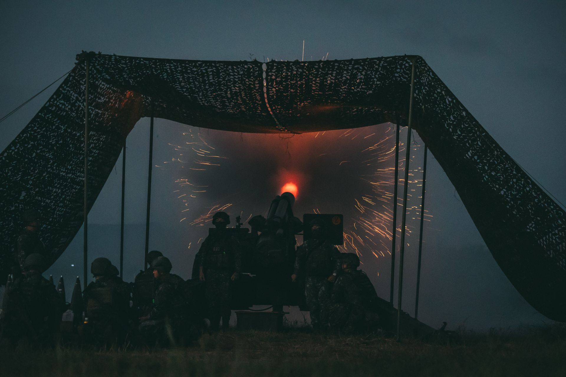 　混砲營「交會觀測射擊、制壓火力射擊」等課目進行多層次削弱打擊，強化協同作戰能力。（記者陳彥陵攝）