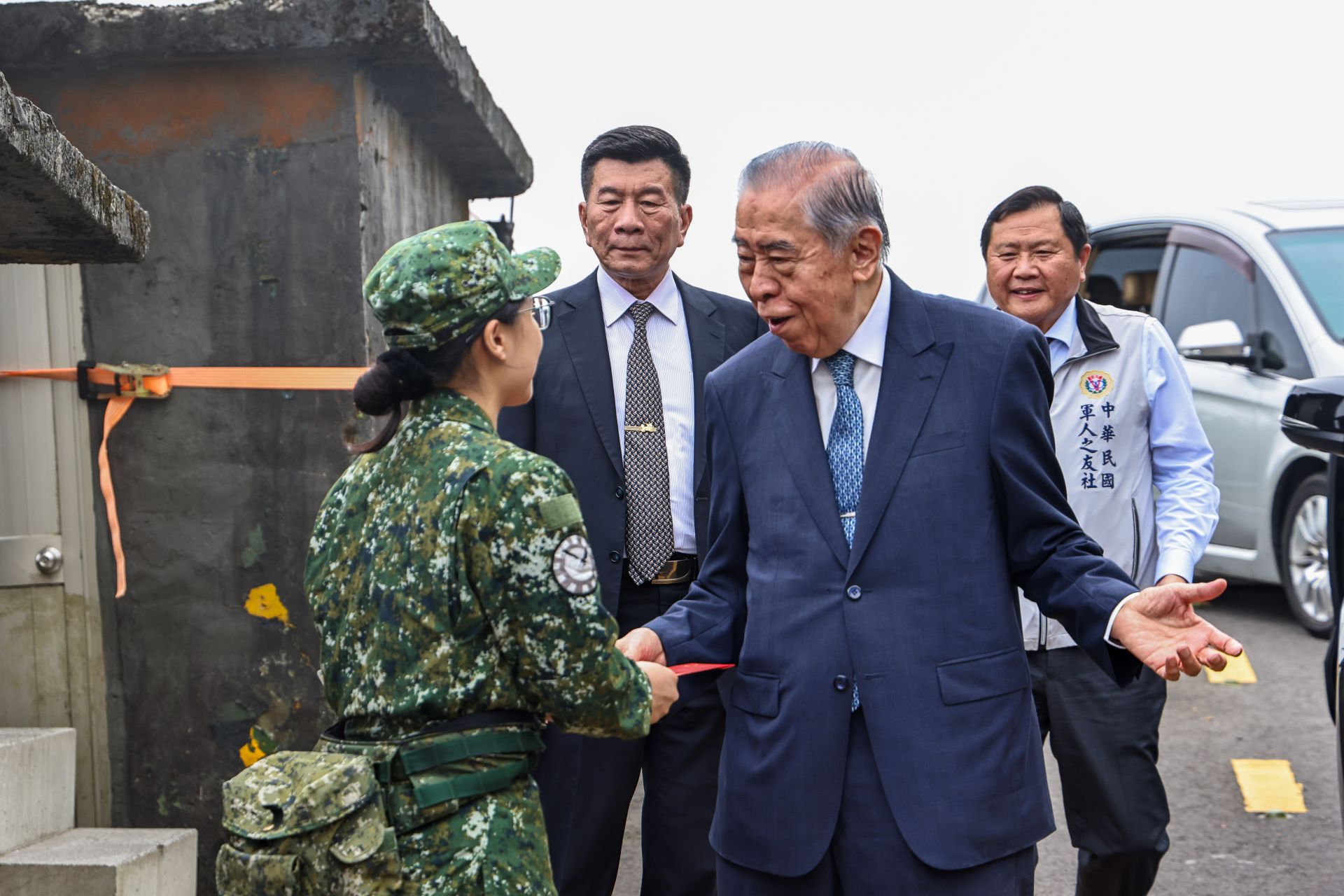  李棟樑特別停留哨所，慰問執勤人員，嘉勉官兵守護營區辛勞。（記者劉宸瑋攝）