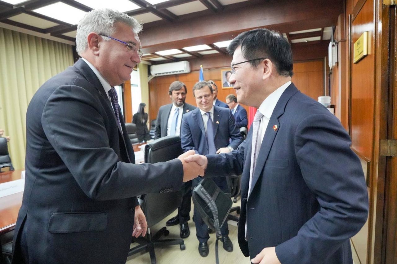 義大利國會友臺協會共同主席帕洛里率跨黨派議員團訪臺，外交部長林佳龍表示歡迎。（圖由外交部提供）