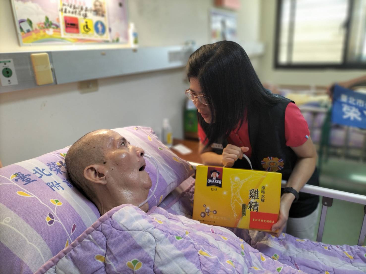 中秋佳節將至，臺北市榮民服務處特別規劃「秋節送愛」系列活動，關懷住院榮民。（圖由臺北市榮民服務處提供）