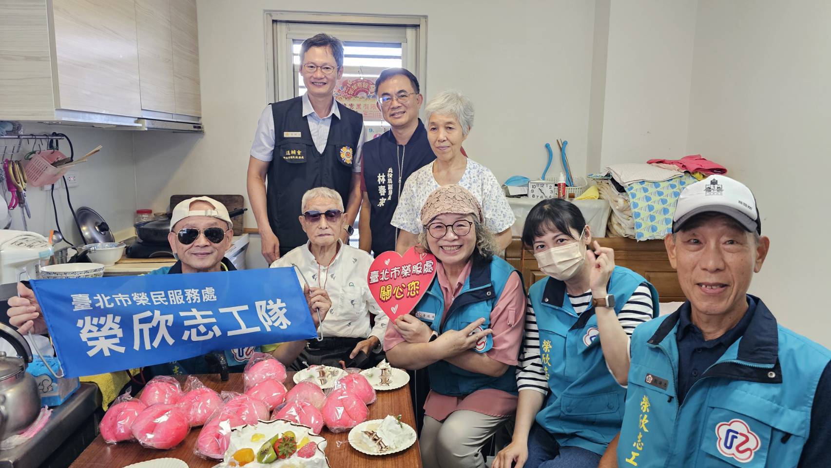 臺北市榮服處與臺北市兵役局攜手合作，為劉爺爺慶賀百歲榮壽，氣氛溫馨。（圖由臺北市榮服處提供）