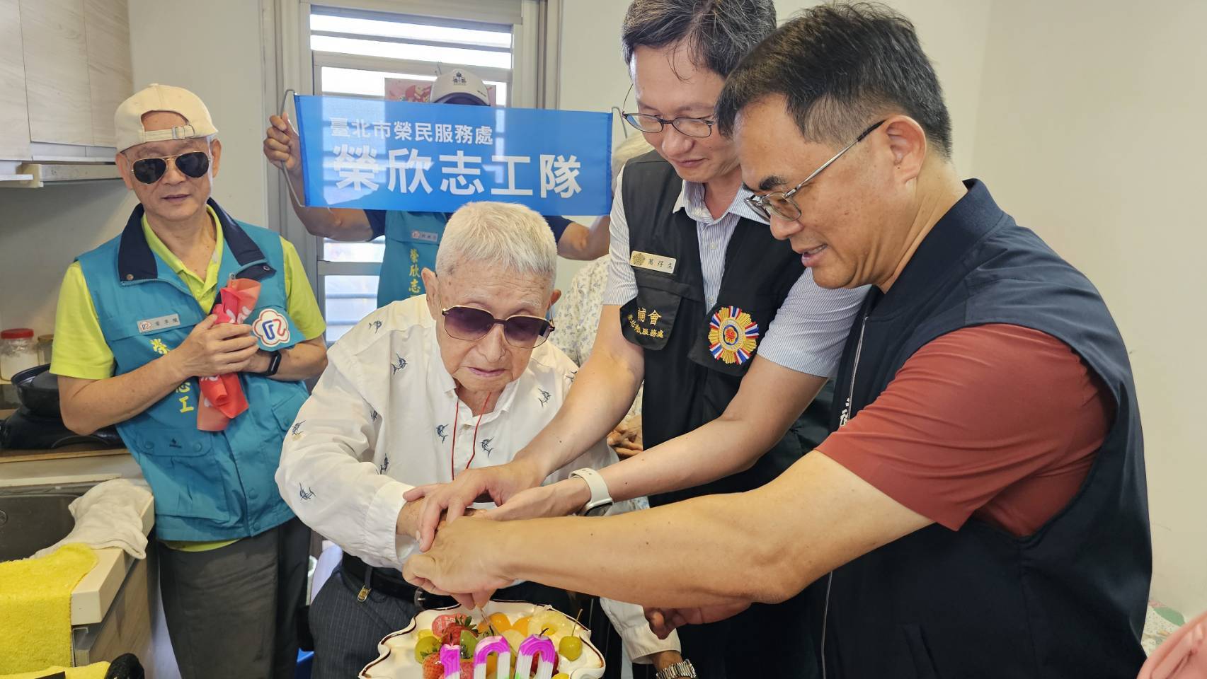 臺北市榮服處與臺北市兵役局攜手合作，為劉爺爺慶賀百歲榮壽，氣氛溫馨。（圖由臺北市榮服處提供）