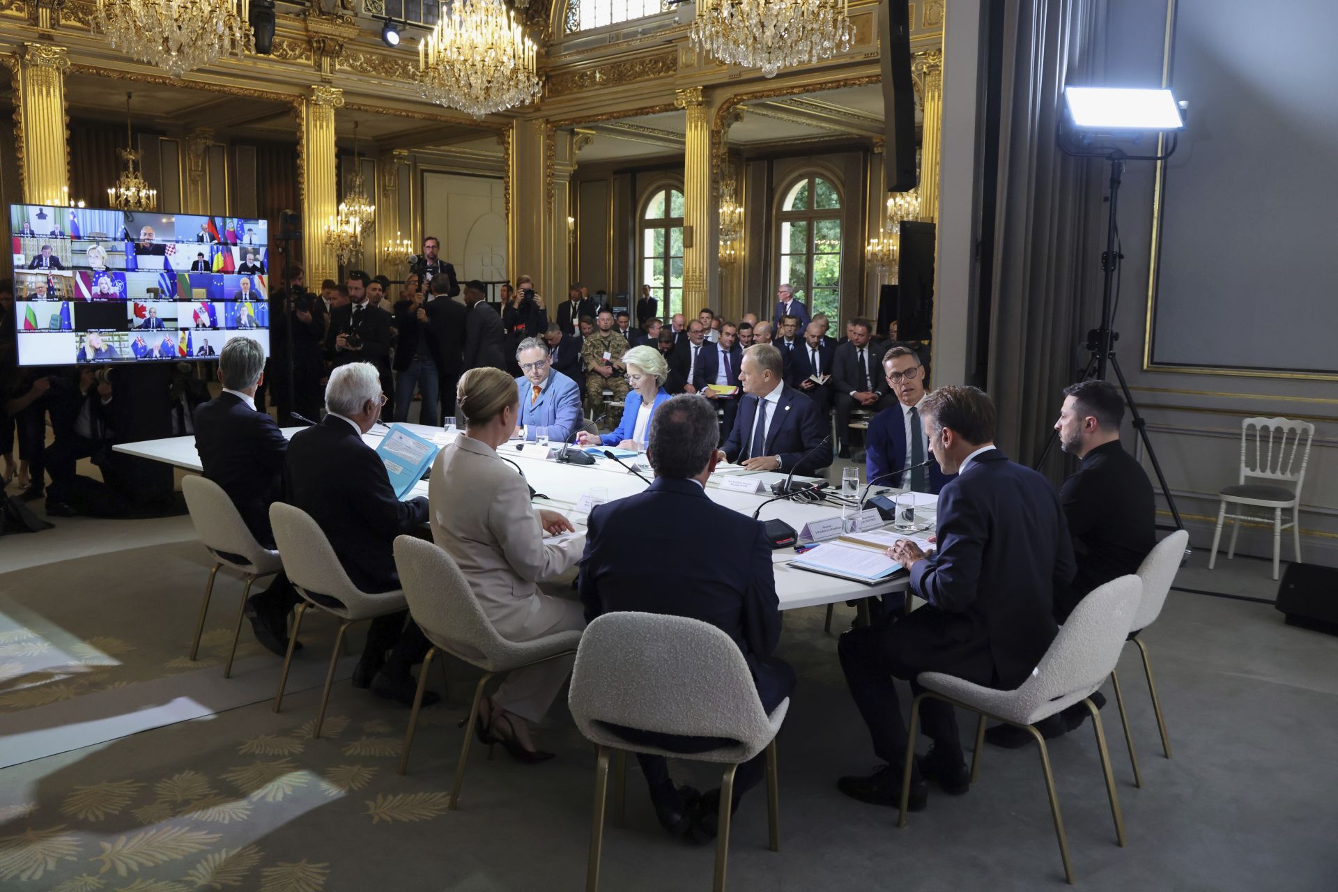  歐洲領袖在「志願者聯盟」會議呼籲，必須在戰後第一時間派駐一支武力部署烏克蘭，確保和平。（達志影像／美聯社）