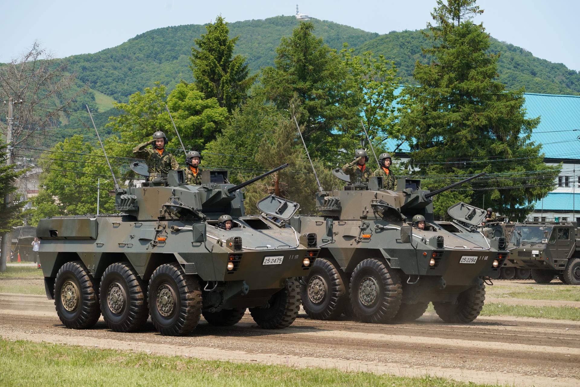  第11偵察隊的87式偵察車參與分列式，展示自衛隊偵察機動能力。（臧持新攝）
