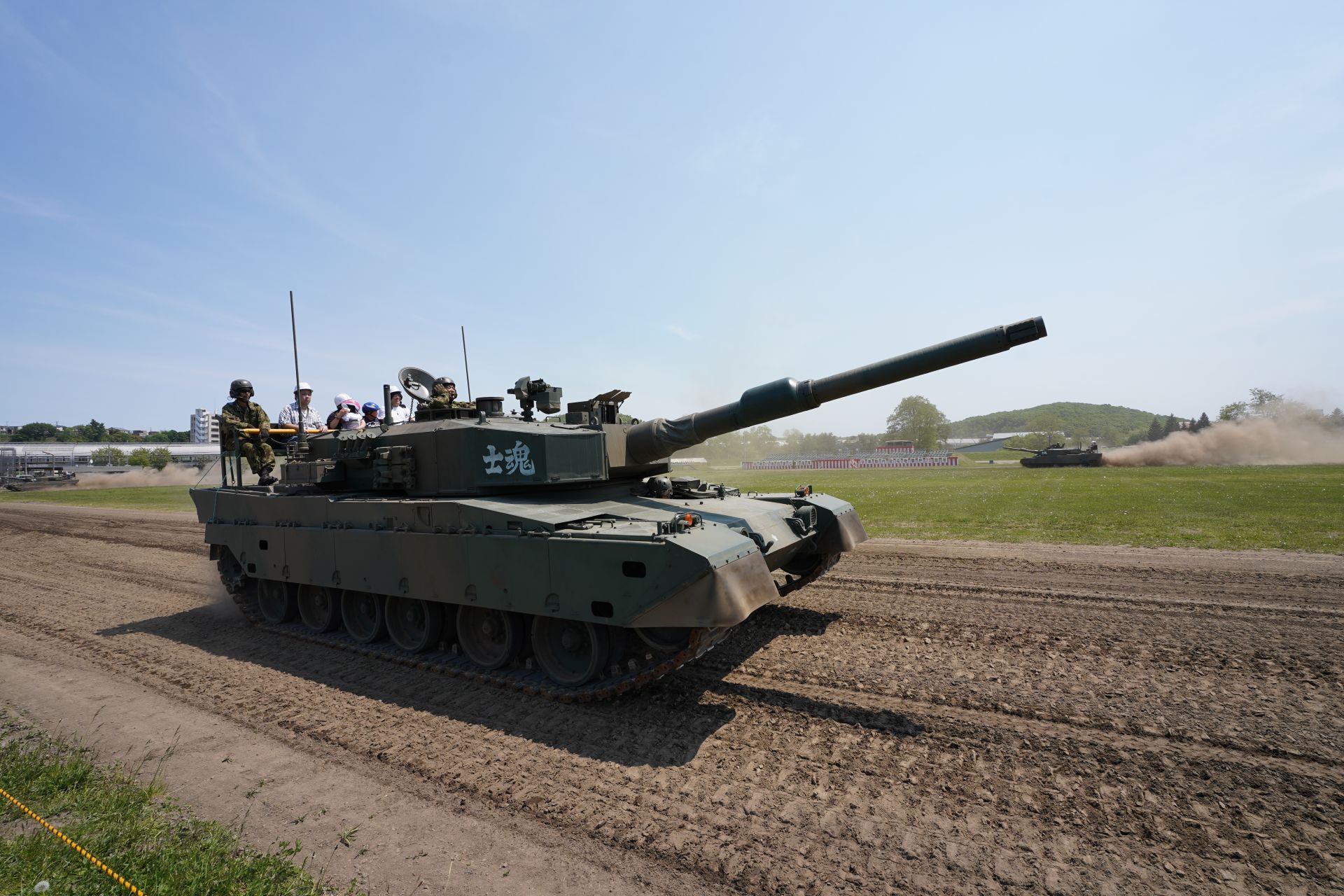  民眾乘坐90式戰車，體驗優異性能。（臧持新攝）