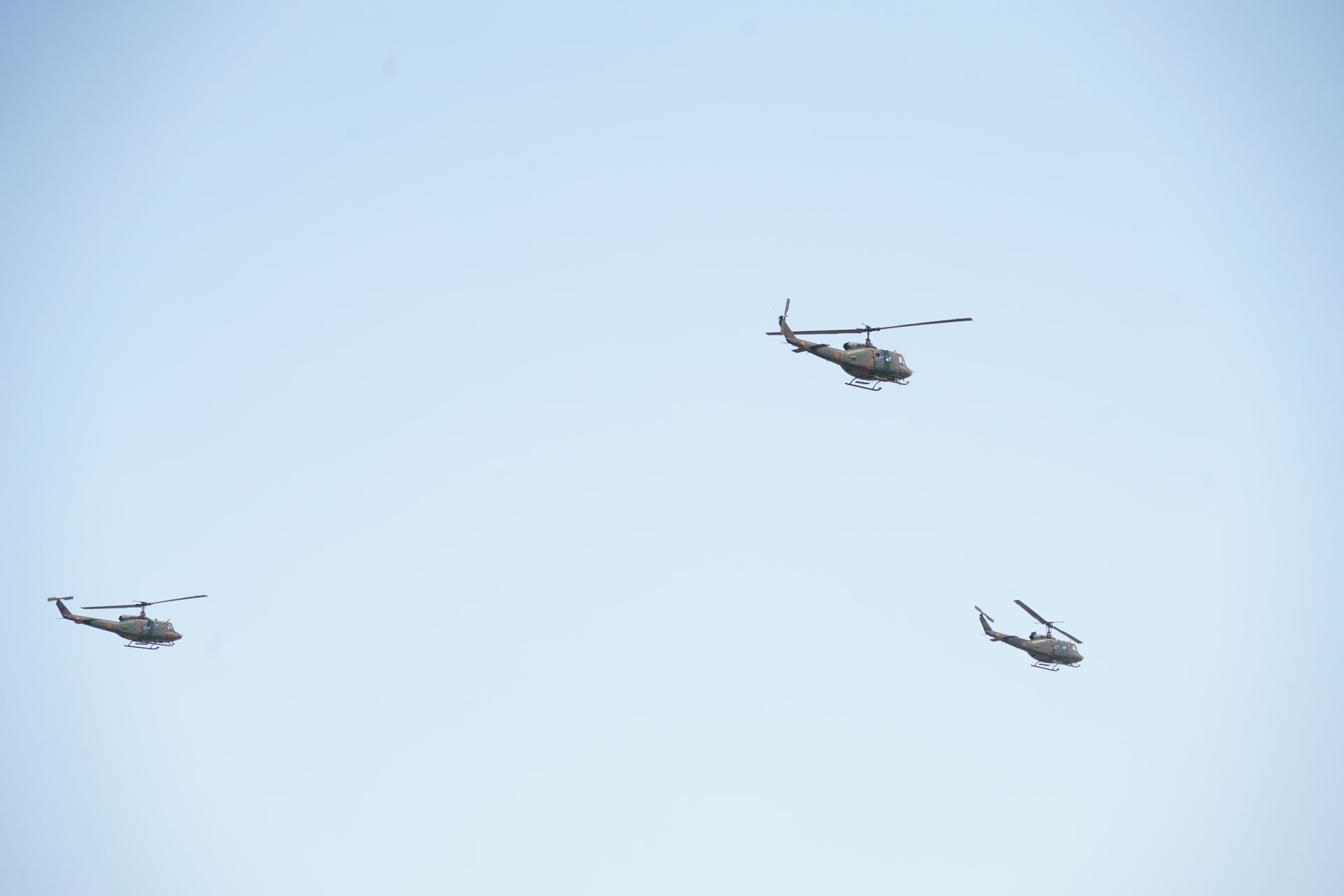  第11飛行隊空中分列式，執行直升機編隊飛行。（臧持新攝）