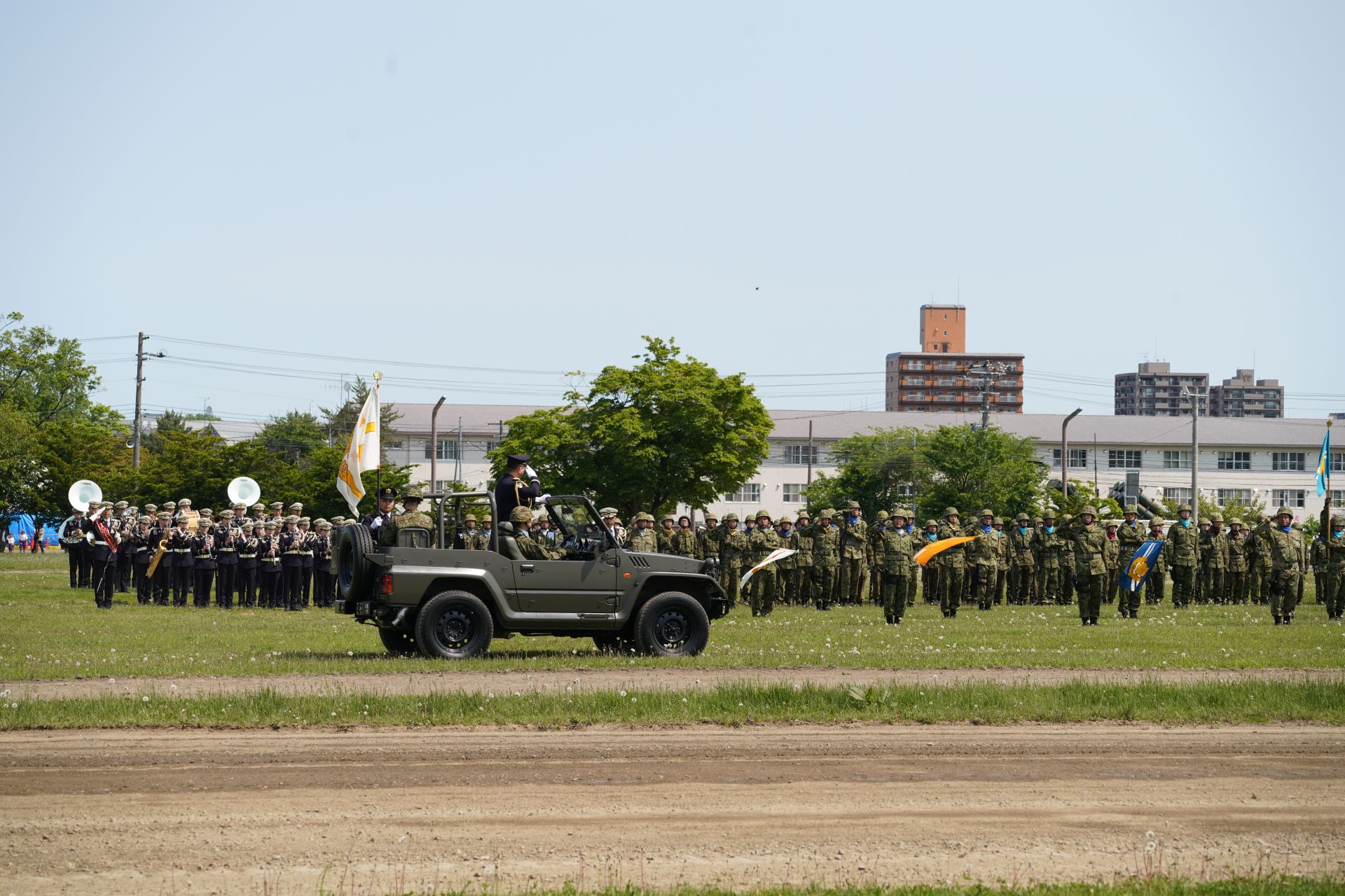 旅團長進行部隊校閱。（臧持新攝）