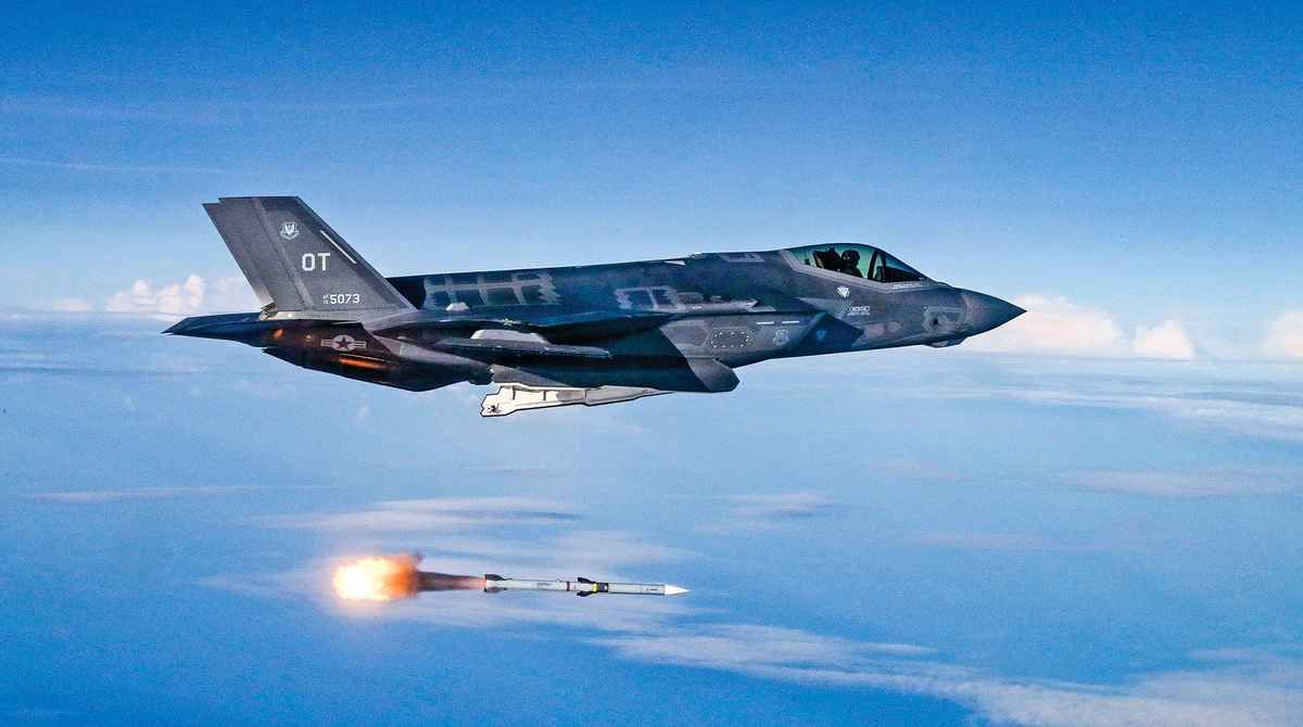  中長程空對空飛彈是視距外作戰的關鍵裝備。圖為美軍F-35A戰機在墨西哥灣試射AIM-120先進中程空對空飛彈。（取自美國空軍網站）