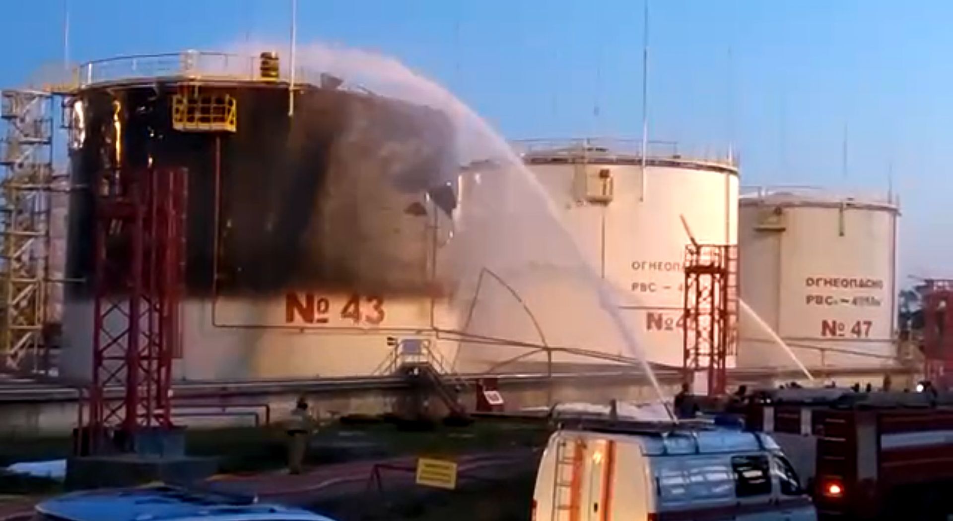 烏軍持續運用無人機攻擊俄國能源設施，削弱俄國經濟收益。圖為先前遭到擊中的伊利斯基煉油廠。（達志影像／美聯社資料照片）