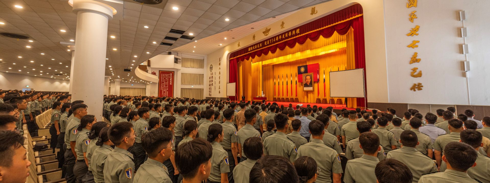  國防大學基礎學院學員生齊聲朗誦軍人讀訓，勉勵自身秉持武德，認真學習，充實自我。（記者林睿奕攝）