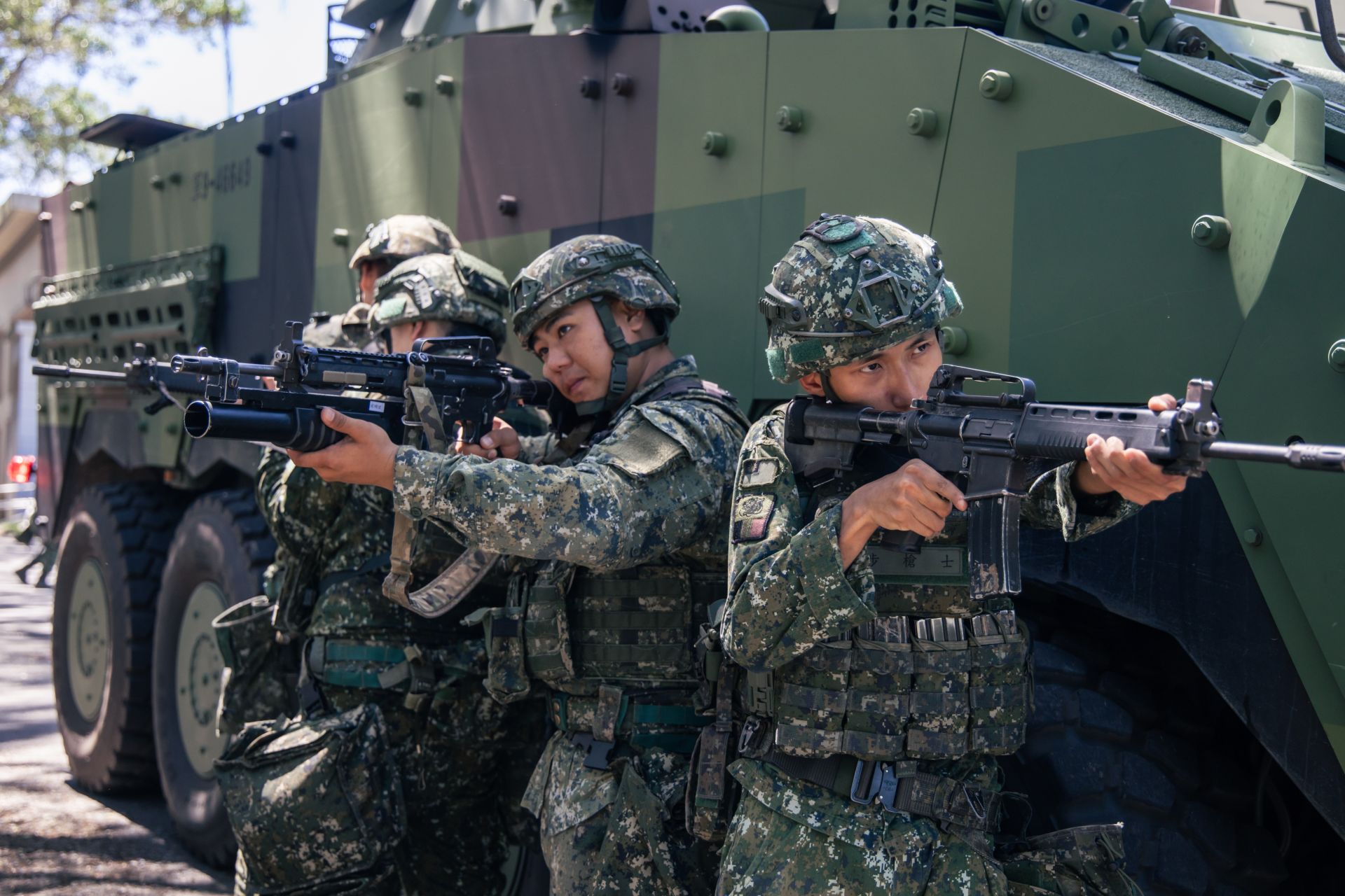 機步排編成戰鬥隊形實施作戰訓練。（記者陳彥陵攝）