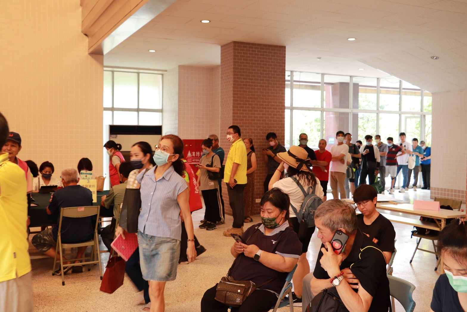 警廣臺中分臺舉辦「空中傳愛．挽袖捐血」活動，今日於臺中市黎明辦公區禮堂登場，邀請大家挽袖做公益，讓愛延綿。（記者張益銘攝）