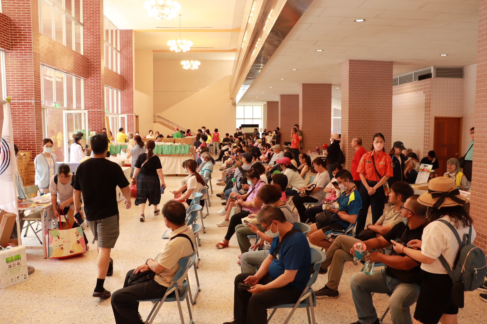 警廣臺中分臺舉辦「空中傳愛．挽袖捐血」活動，今日於臺中市黎明辦公區禮堂登場，邀請大家挽袖做公益，讓愛延綿。（記者張益銘攝）