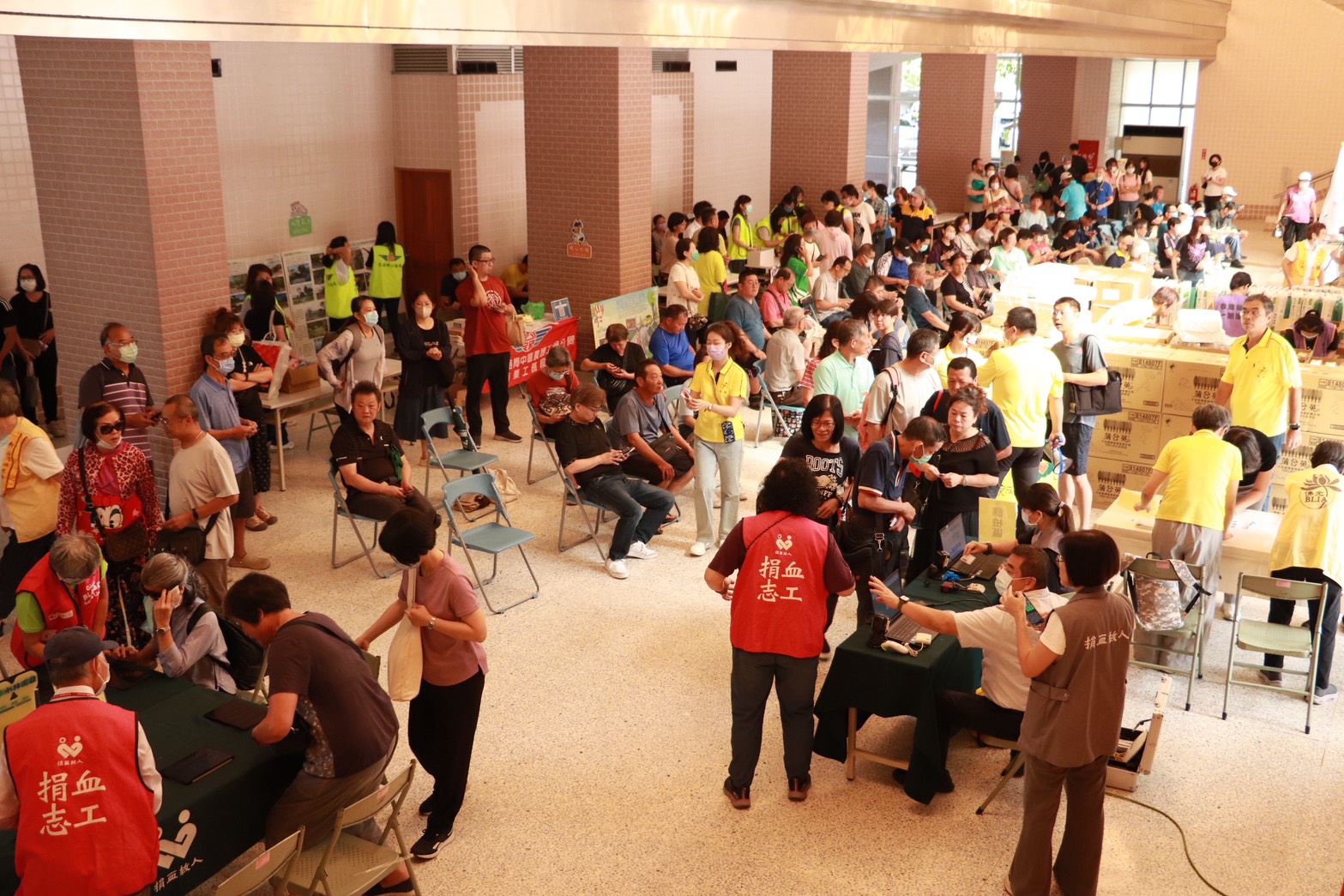 警廣臺中分臺舉辦「空中傳愛．挽袖捐血」活動，今日於臺中市黎明辦公區禮堂登場，邀請大家挽袖做公益，讓愛延綿。（記者張益銘攝）