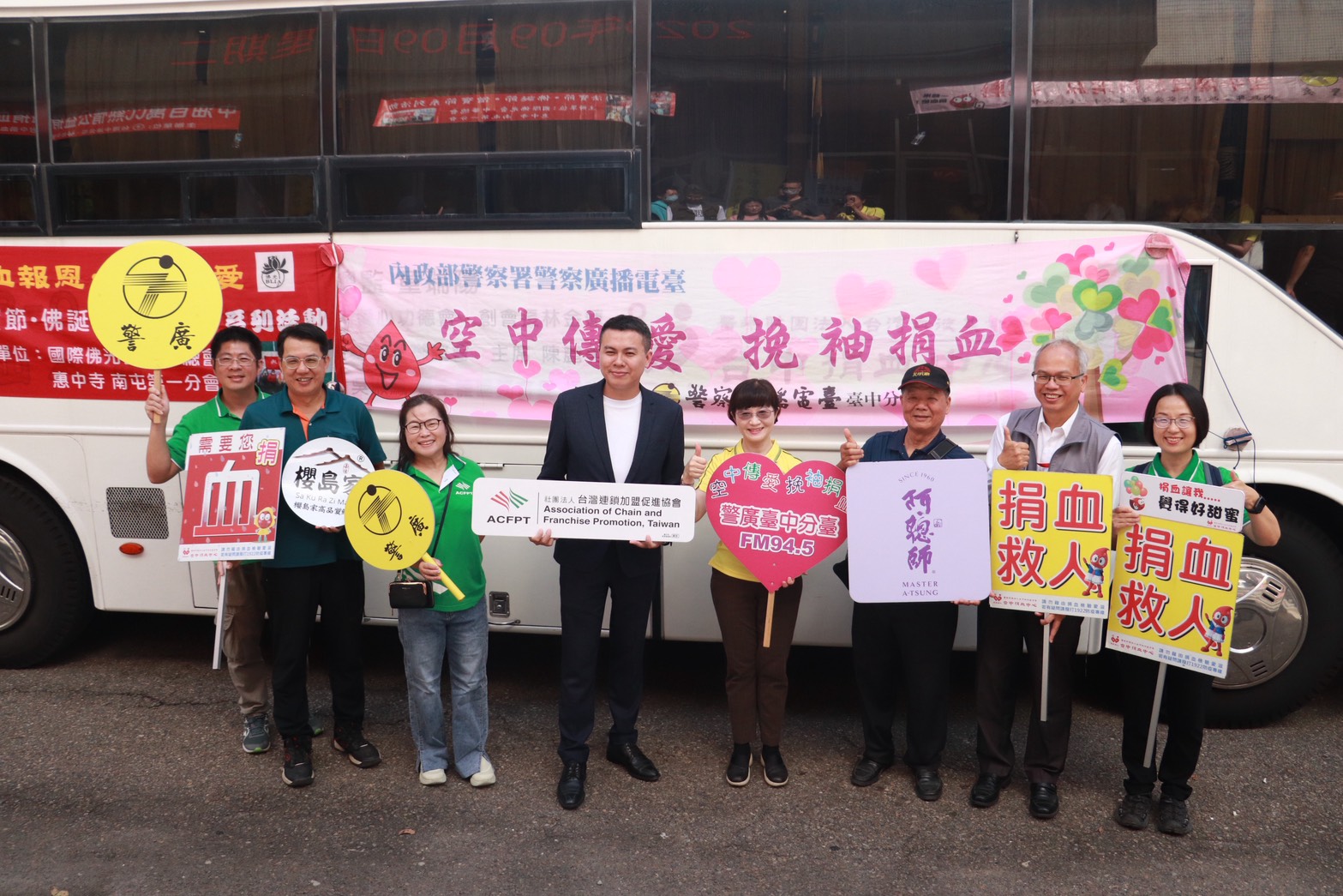 警廣臺中分臺舉辦「空中傳愛．挽袖捐血」活動，今日於臺中市黎明辦公區禮堂登場，邀請大家挽袖做公益，讓愛延綿。（記者張益銘攝）
