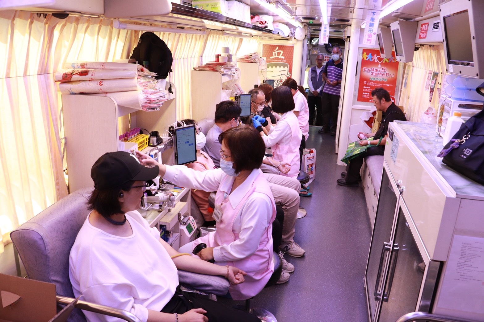 警廣臺中分臺舉辦「空中傳愛．挽袖捐血」活動，今日於臺中市黎明辦公區禮堂登場，邀請大家挽袖做公益，讓愛延綿。（記者張益銘攝）