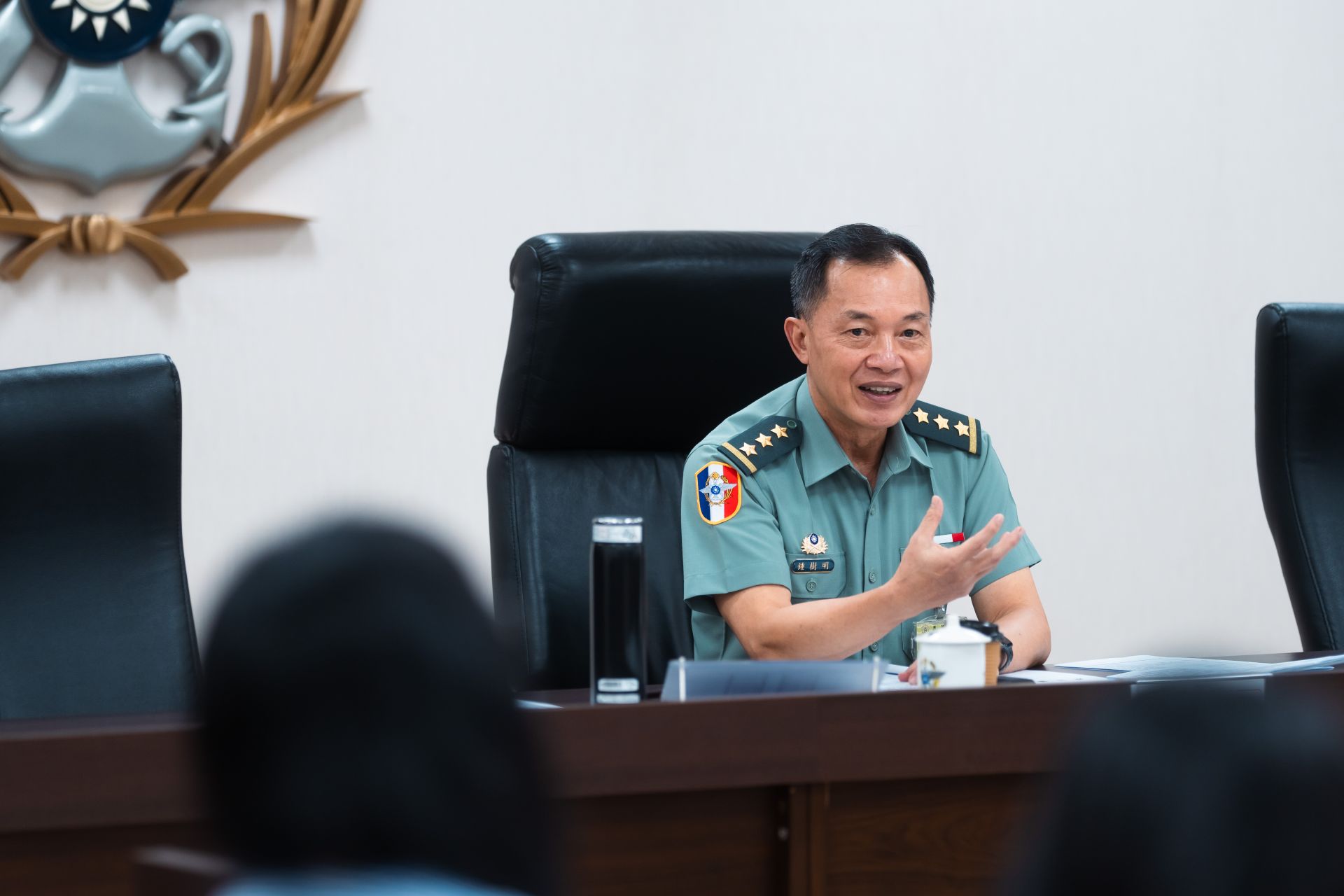  國防部副部長鍾樹明上將與青年諮詢委員互動討論各項國防議題。（軍聞社記者文仁攝）