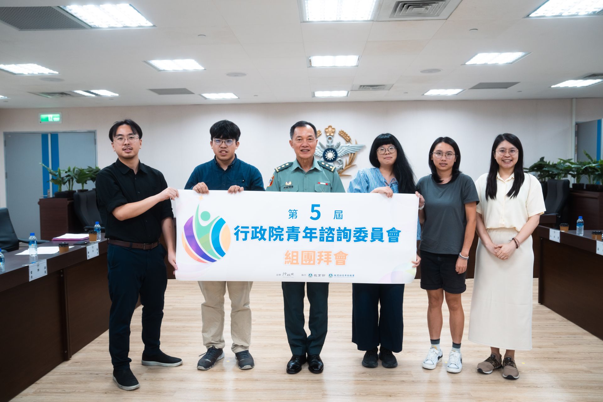  鍾副部長與委員合影，感謝他們對國防政策的關心與支持。（軍聞社記者文仁攝）