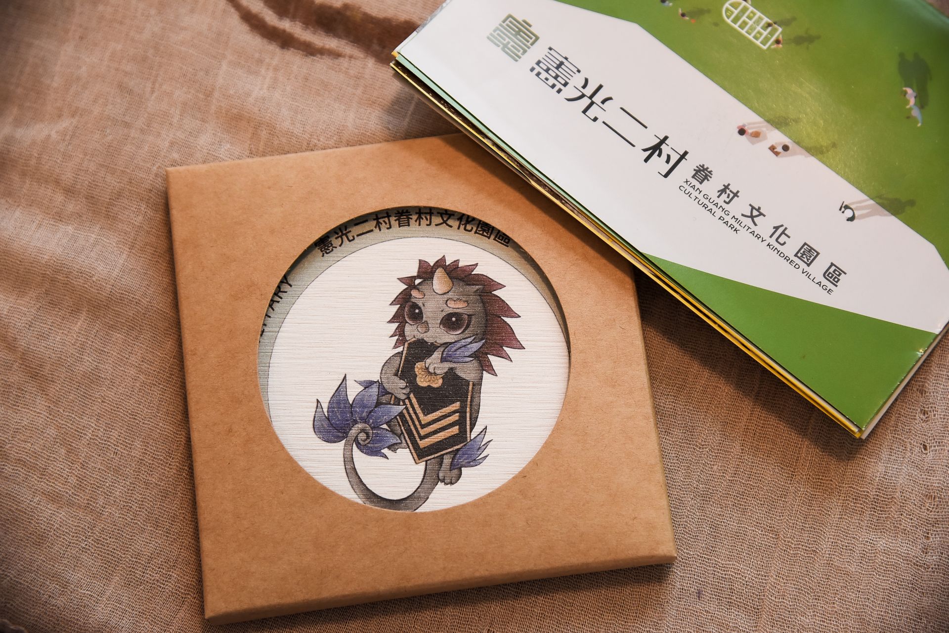 憲兵杯墊，設計融入憲兵意象，別具收藏價值。（記者李采霖攝）