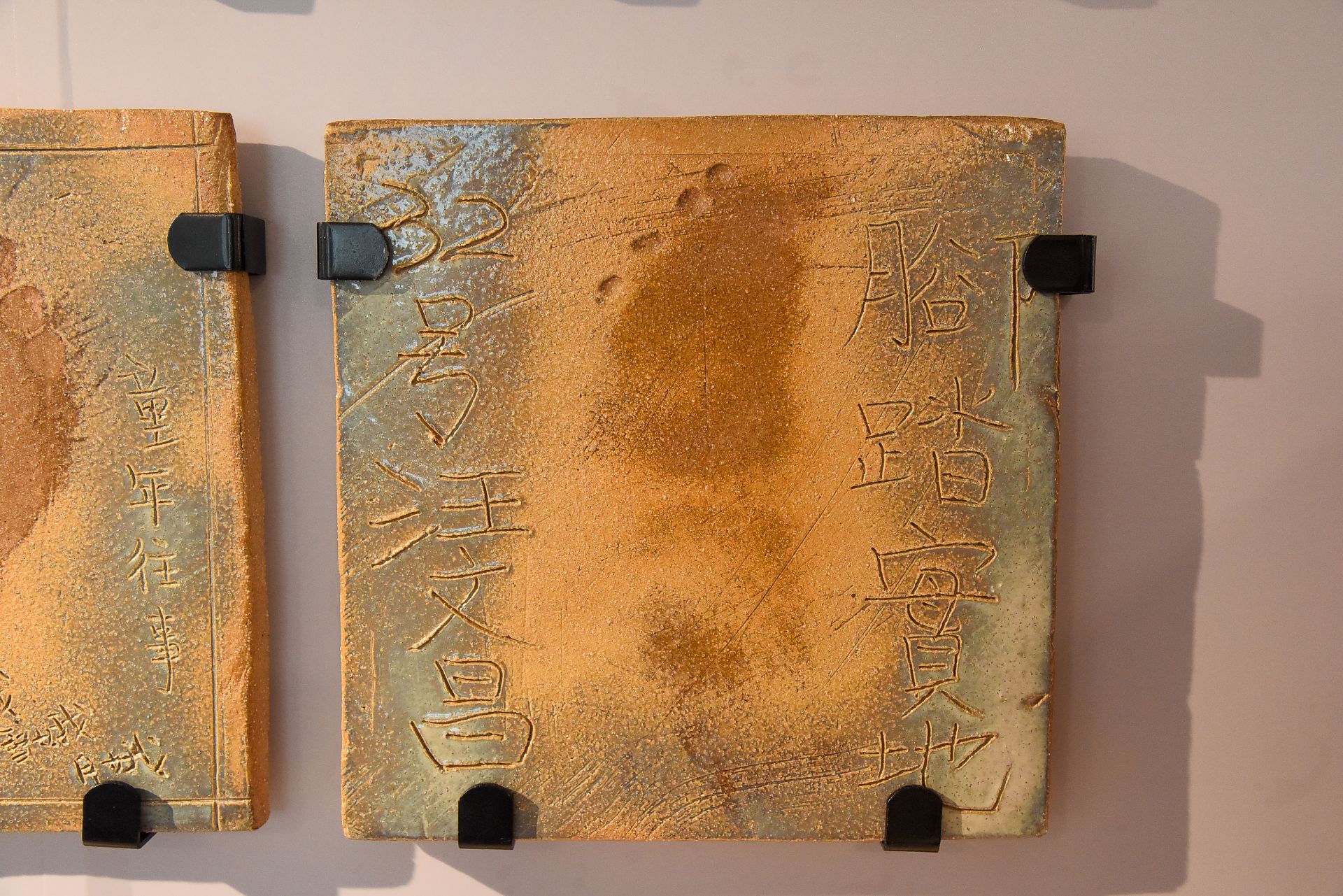 孩童腳印象徵眷村子弟的夢想與期許。（記者李采霖攝）