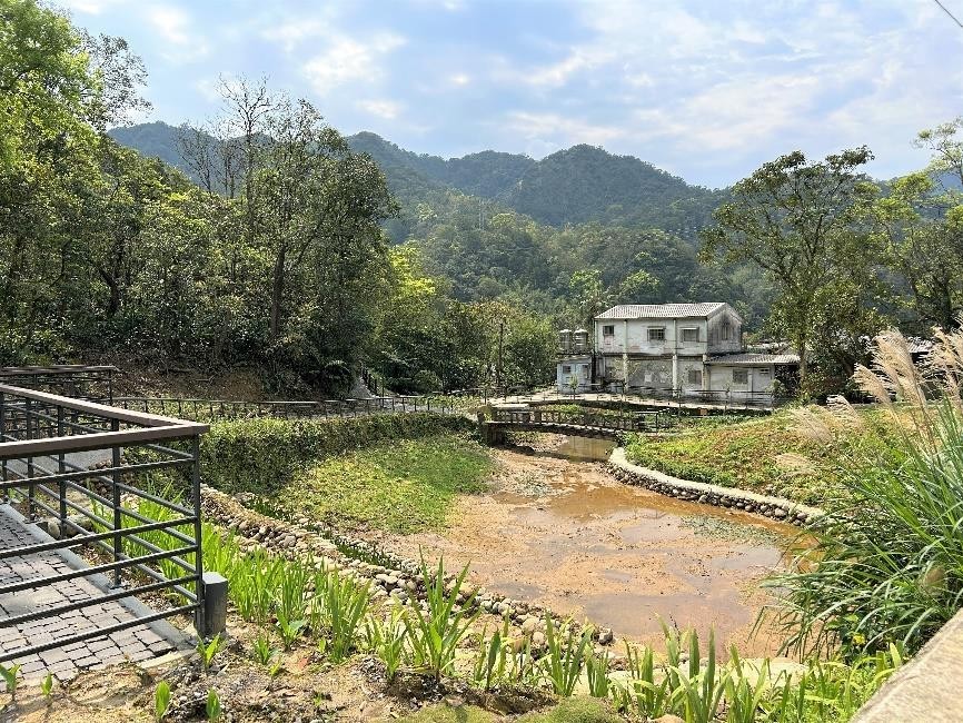 「新北市深坑石碇平溪微笑山線環境營造工程」觀音巖步道採生態式工法施工，打造復育池提供螢火蟲合適棲地。（新北市政府提供）