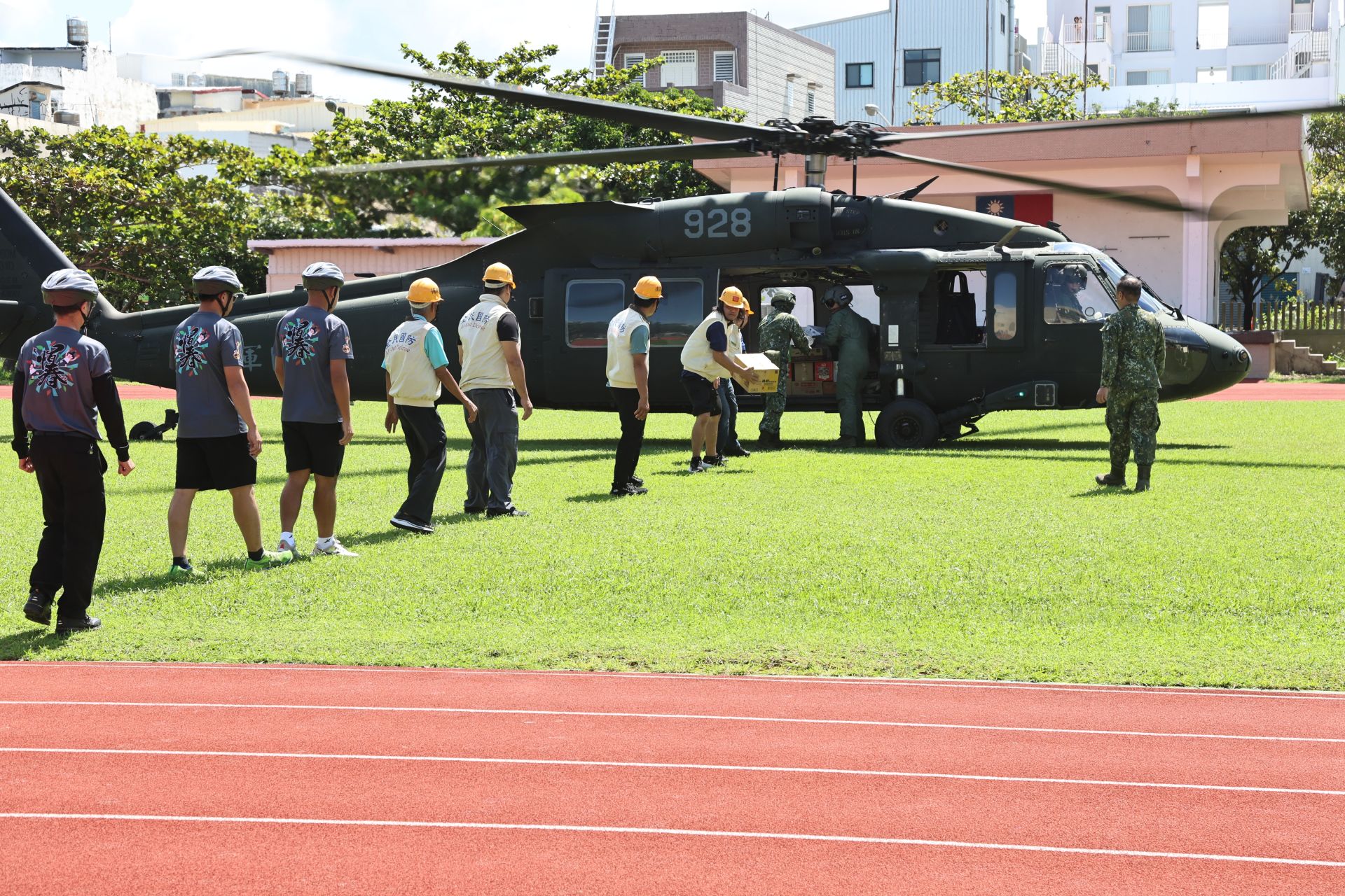 陸軍航特部支援UH-60M通用直升機配合屏東縣政府實施孤島運補與韌性社區防災演練，迅速將民生物資運送到交通中斷的恆春國小。（記者孫建屏攝）