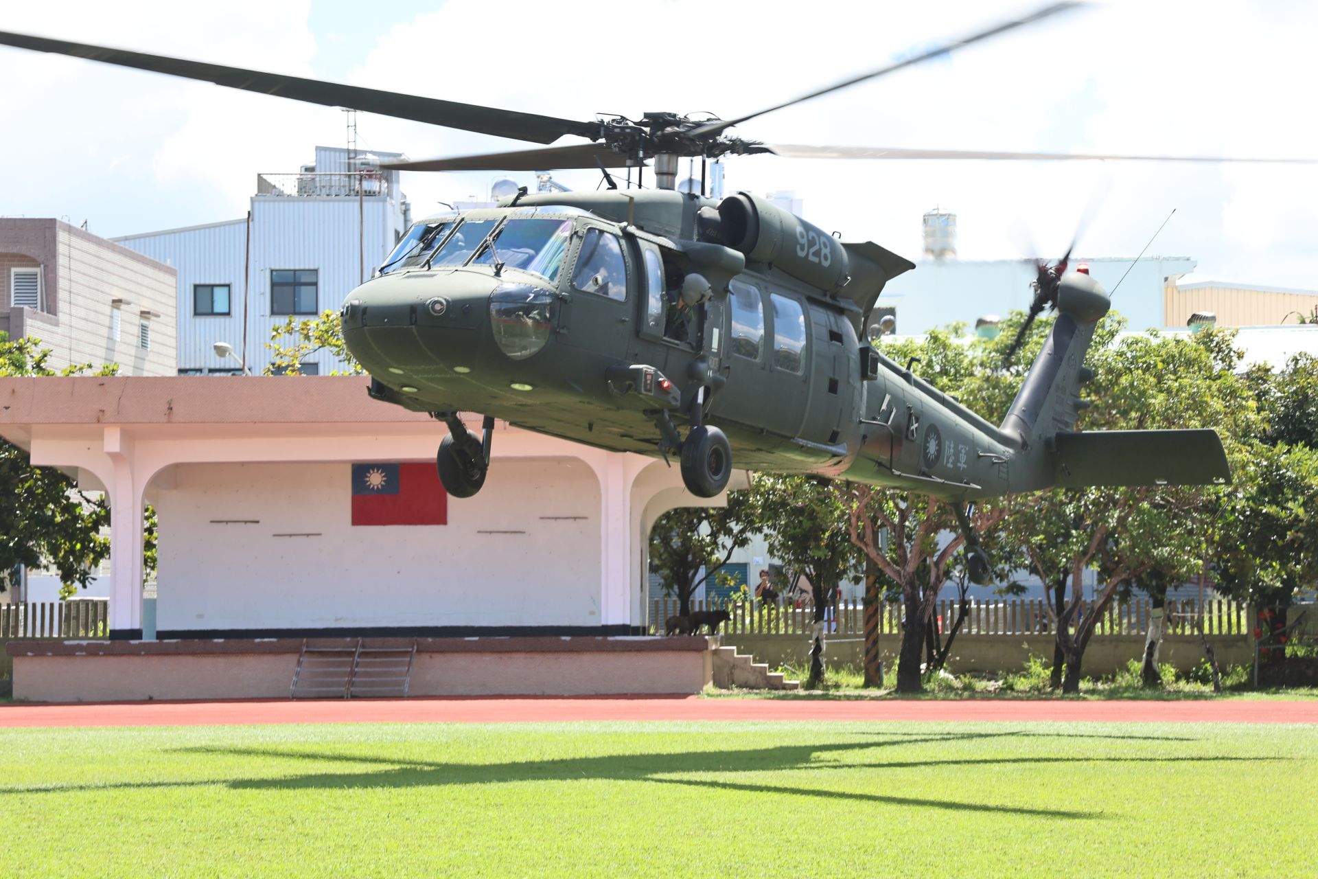 陸航UH-60M直升機展開空中快速機動的能力，協助孤島區域民眾補給所需民生物資。（記者孫建屏攝）