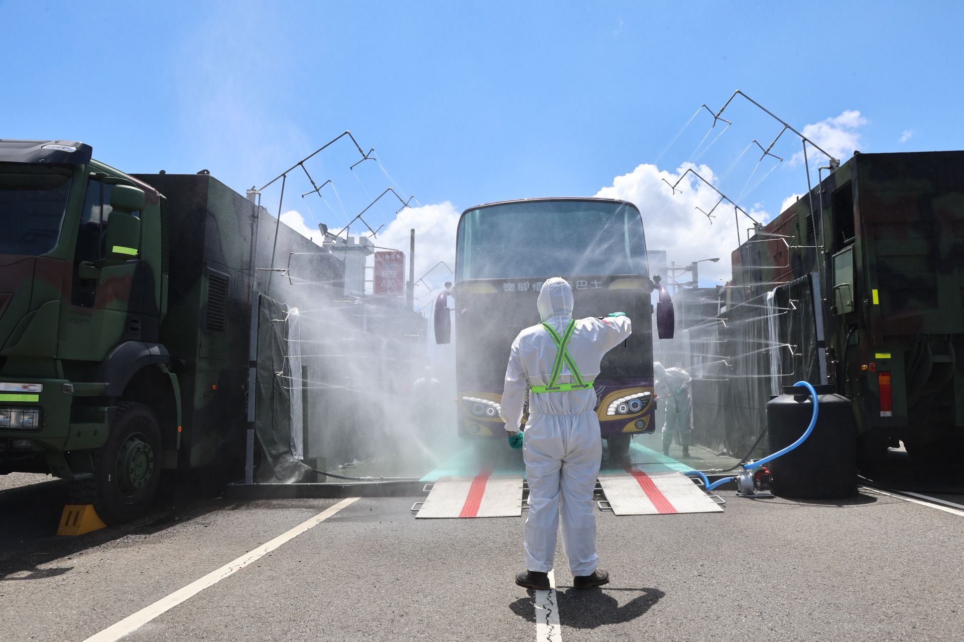 陸軍39化學兵群在道路開設車輛消防站，為受到汙染的車輛實施偵檢、除污作業。（記者孫建屏攝）