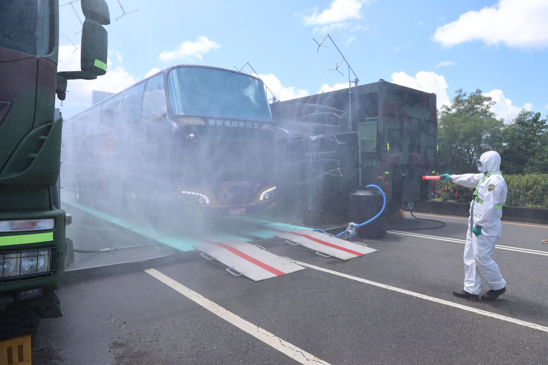 陸軍39化學兵群在道路開設車輛消防站，為受到汙染的車輛實施偵檢、除污作業。（記者孫建屏攝）